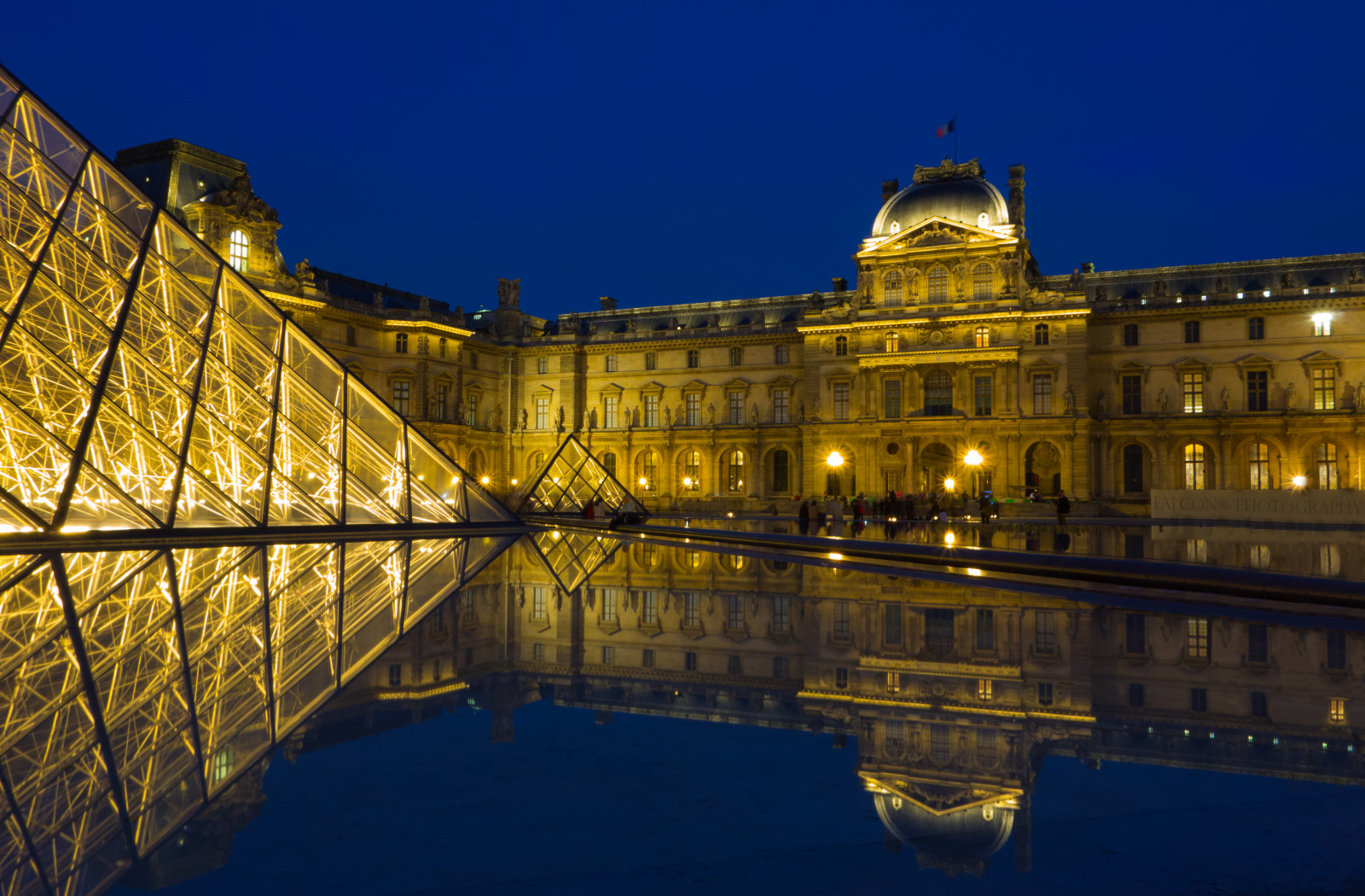 město, ulice, panoráma města, noc, architektura, voda, budova, odraz, nebe, mraky, symetrie, žlutý, modrý, večer, řeka, Sony, Francie, Paříž, soumrak, metropole, palác, zámek, majetek, světlo, Krásná, bluehour, osvětlení, pěkný, Eiffelova věž, toureiffel, Zeiss, carlzeiss, RX100, náměstí, hradní příkop, mezník, eau, fasáda, turistická atrakce, vodní, variosonnar, ishootraw, vznešený domov, odrážející bazén, Pavillondelhorloge, Sokolové fotografie