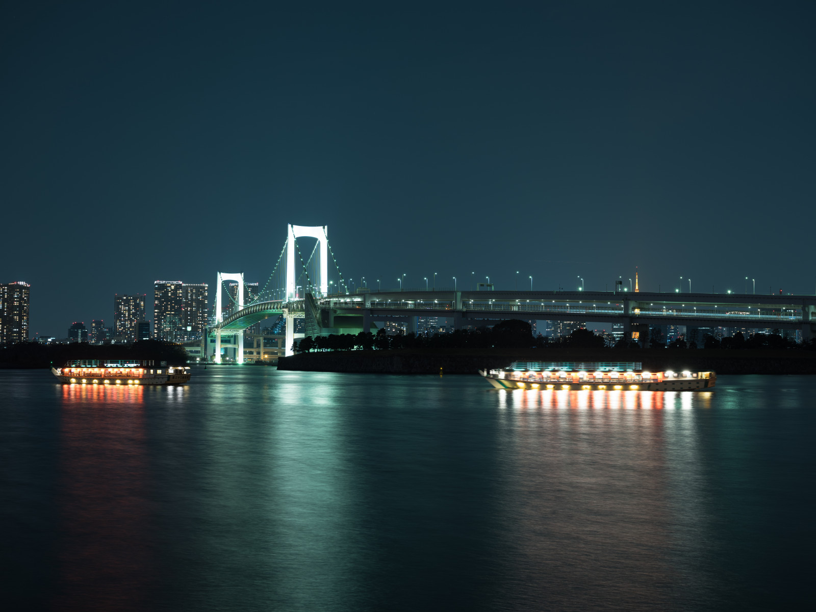 Japonsko, město, panoráma města, noc, architektura, odraz, panoráma, mrakodrap, večer, věž, most, horizont, soumrak, Tokio, Fujifilm, jp, světlo, centrum, svítání, osvětlené, osvětlení, fuji, tma, Fujinon, gf, gf63mm, gf63mmf28rwr, gfx, gfx50s, mezník, Daiba, Odaiba, duhový most, tokyobay, Tokyo Tower, urban area, Atmosféra Země, lidské osídlení