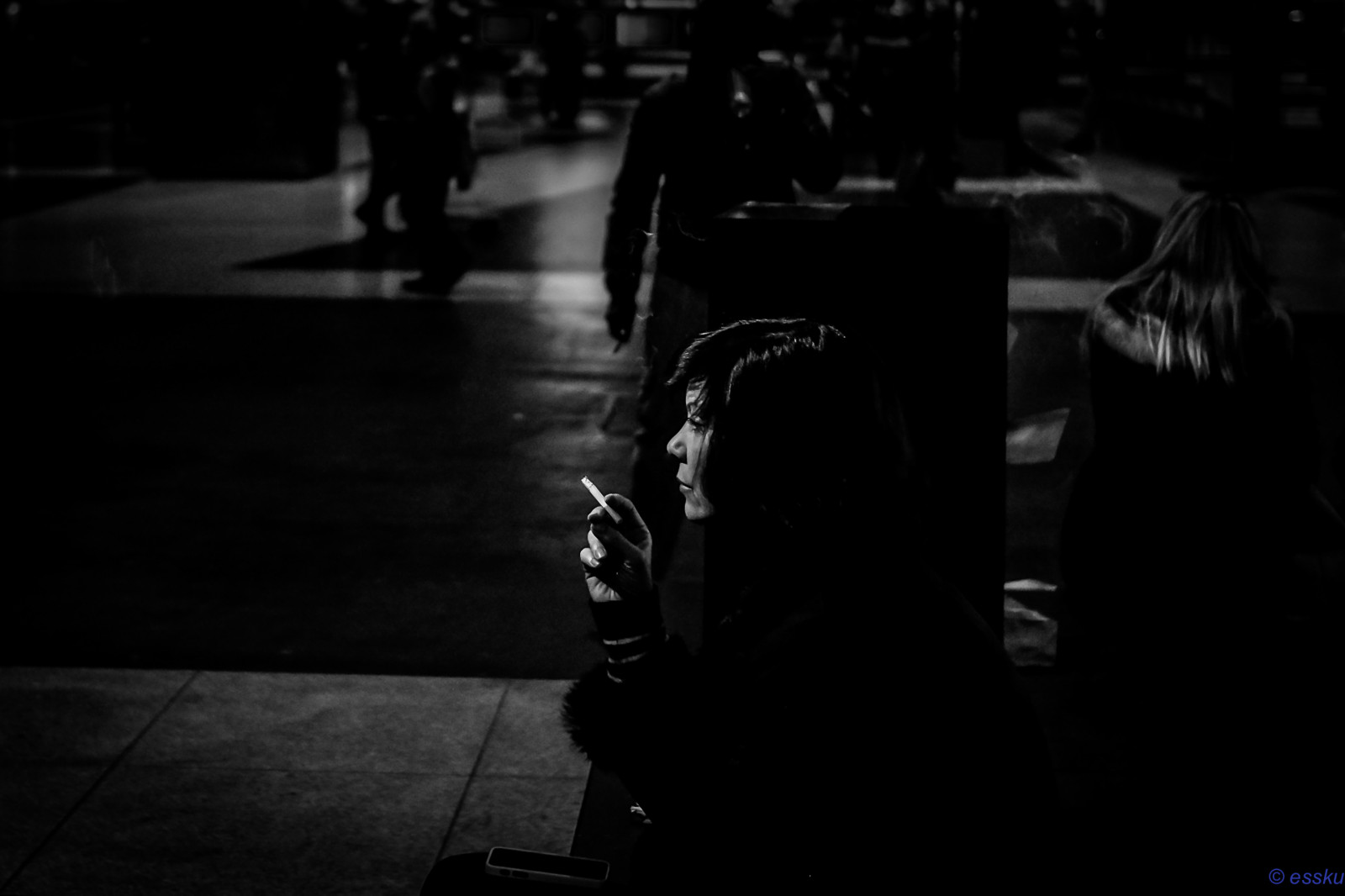 bílý, Černá, černobílý, ulice, noc, auto, odraz, stín, fotografování, silueta, kouření, vesnice, večer, atmosféra, Švýcarsko, půlnoc, Zurich, světlo, centrum, tělesné, fotografie, fuji, tma, SW, Schweiz, momentka, fujixt1, SBB, suisse, Černý a bílý, monochromatické fotografování, Film noir, Zurigo, kurtessler, rauchen, automotive Lighting, Cigarety, Bahnhofz bohatý, Railwaystationzurich
