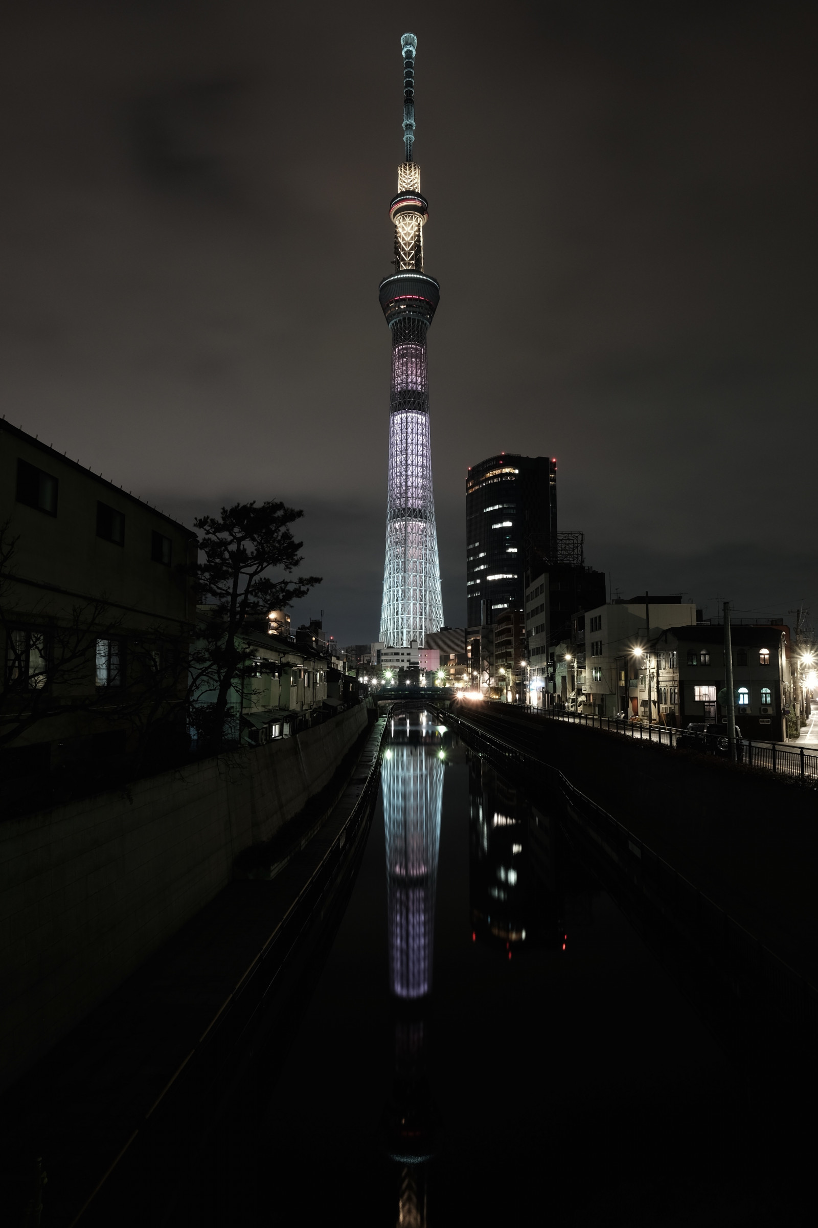 gadebelysning, by, bybilledet, nat, arkitektur, afspejling, skyline, skyskraber, aften, tårn, skumring, metropol, Tokyo, Fujifilm, Skytree, lys, Sky, overskyet, belysning, mørke, Fujinon, milepæl, Tokyo Skytree, classicchrome, x, whitechocolat, xt1, xf14mmf28r, xf14mm