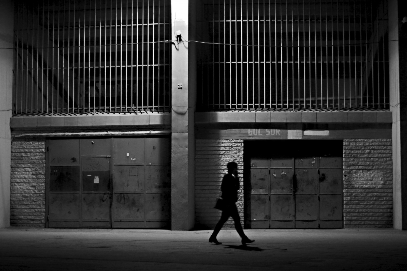 stín, stíny, Sombra, Sombras, světlo, luz, světla, luces, noc, noche, město, ciudad, ulice, calle, silueta, silueta, žena, mujer, dívka, chica, temný, tma, oscuro, oscuridad, starý, Viejo, antiguo, textura, textura, Procházka, andar, chůze, andando, cestovat, viajar, městský, urbano, strach, Miedo, sama, sólo, Kánon, 50mm, dlouho, expozice, larga, exposicion, čas, tiempo, Pohyb, Movimiento, architektura, arquitectura, budova, edificio, struktura, estructura, černobílý, monocromo, Noir, Černá, bílý, blanco, černoch