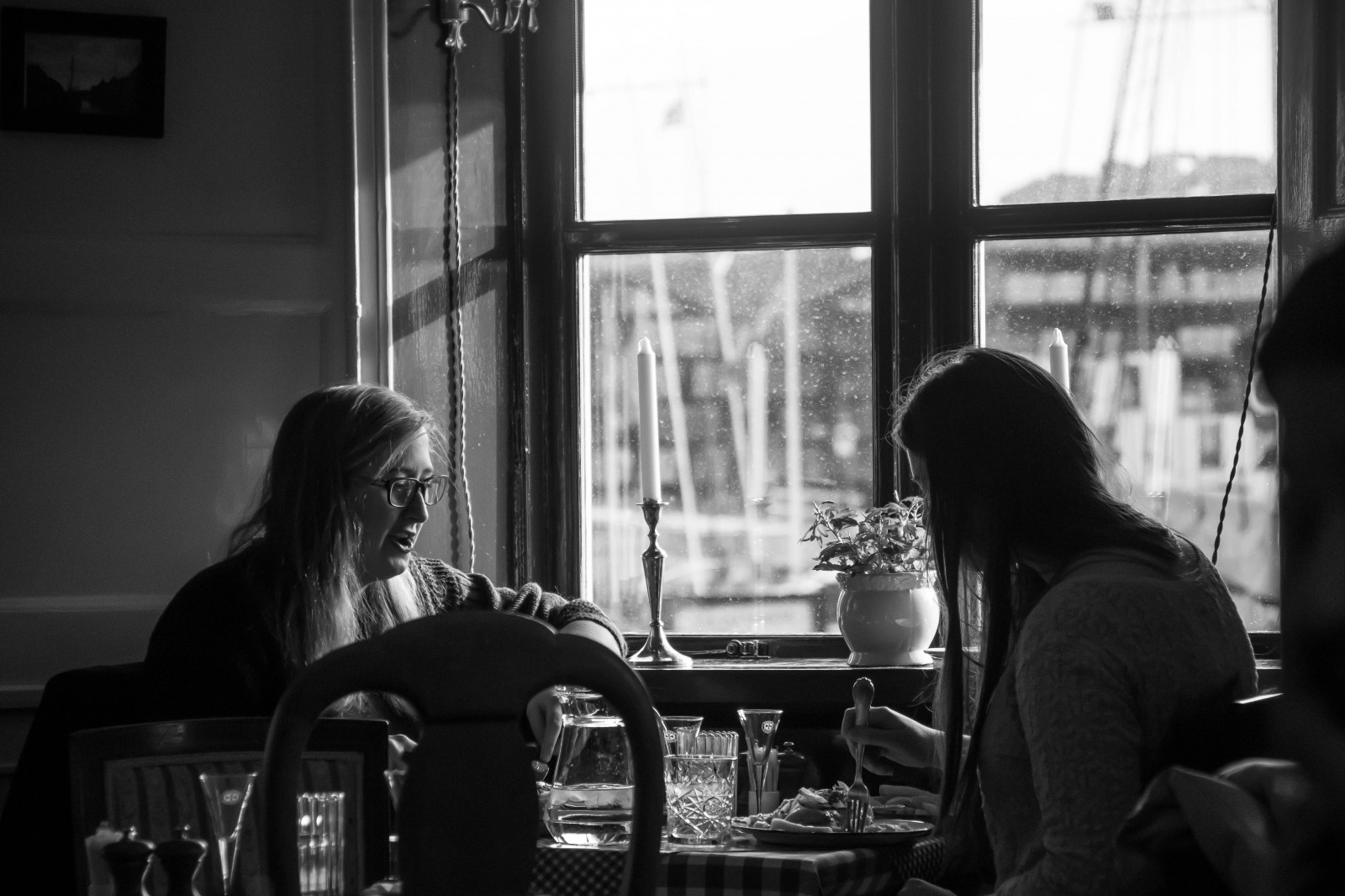 lidé, bílý, Černá, černobílý, ulice, Dánsko, oběd, Kodaň, tělesné, Danmark, k penhamn, m nniskor, Nyhavn, fotografie, kopenhavn, Černý a bílý, monochromatické fotografování, Film noir, interakce