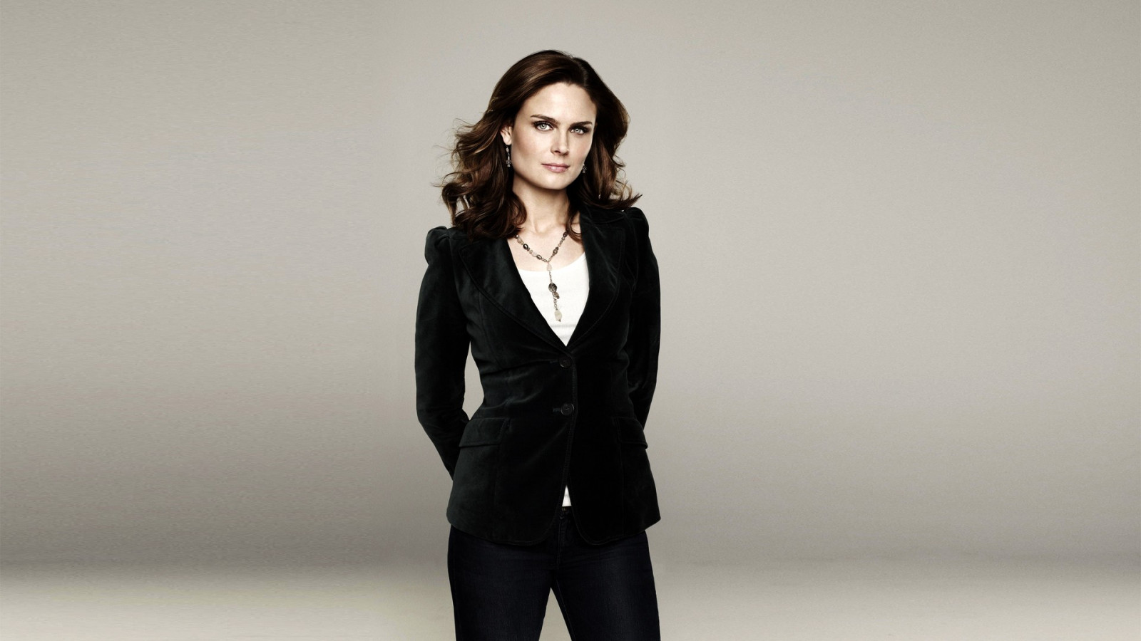 ženy, model, bruneta, fotografování, džíny, bunda, kalhoty, Šedé oči, móda, ostatky, kůže, jaro, Blejzr, smoking, oblečení, Emily Deschanel, oblek, focení, svrchní oděvy, formální oblečení
