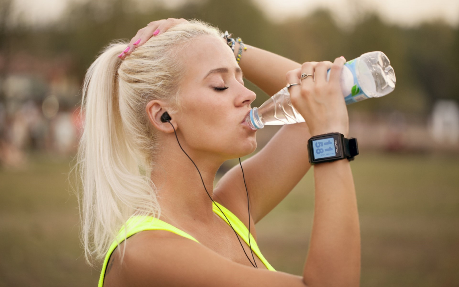 ženy, Model, blondínka, šport, zavretými očami, fľaše, fitness model, vlasy, človek, koža, Oblečenie, dievča, krása, žena, slecna, blond, účes, fotenie