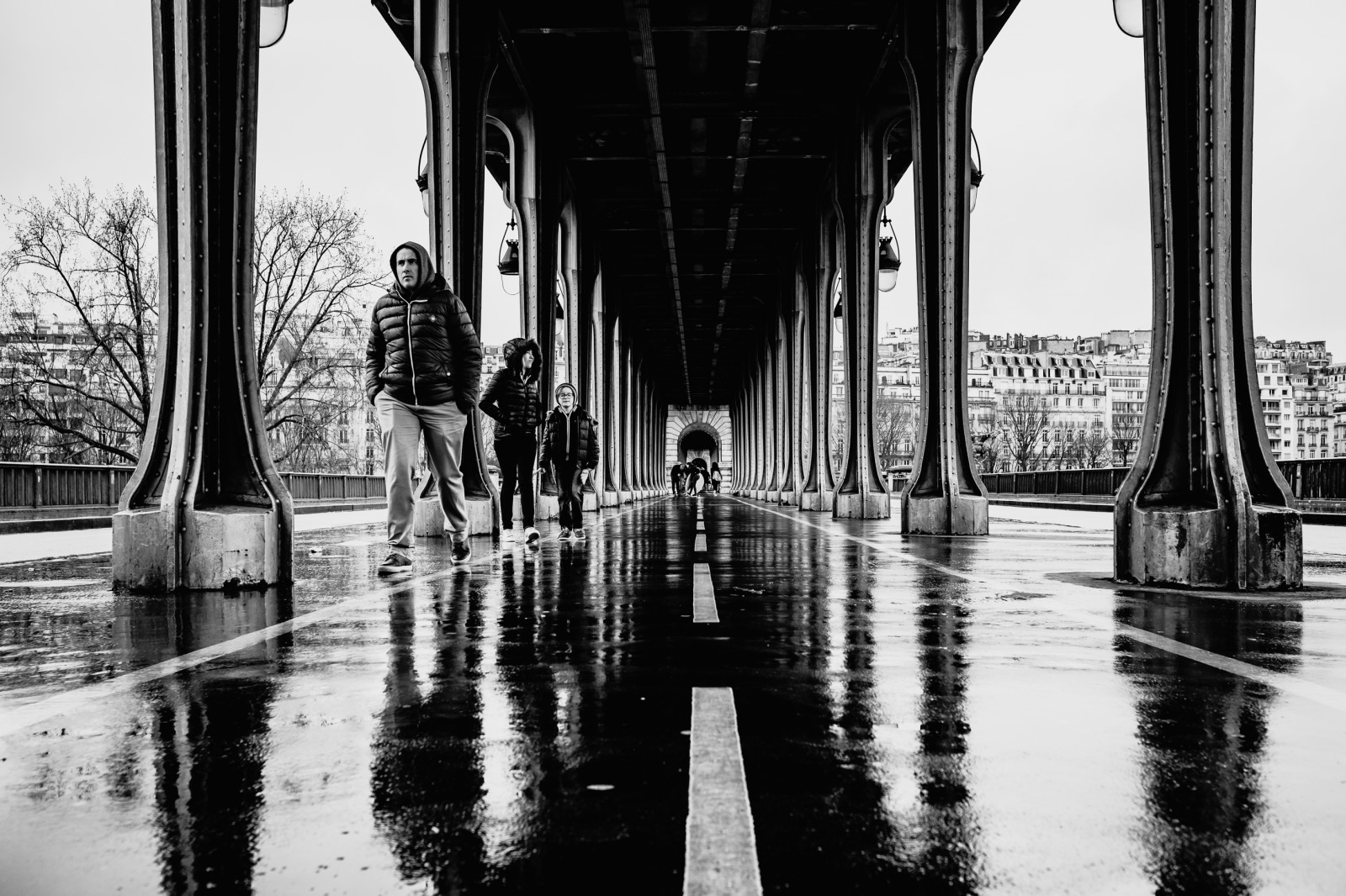 odraz, voda, Černý a bílý, mezník, monochromatické fotografování, urban area, infrastruktura, struktura, architektura, fotografování, ulice, most, silnice, strom, město, metropole, černobílý, symetrie, nebe, fixed link, déšť, Metropolitní oblast, stín, budova, pěší