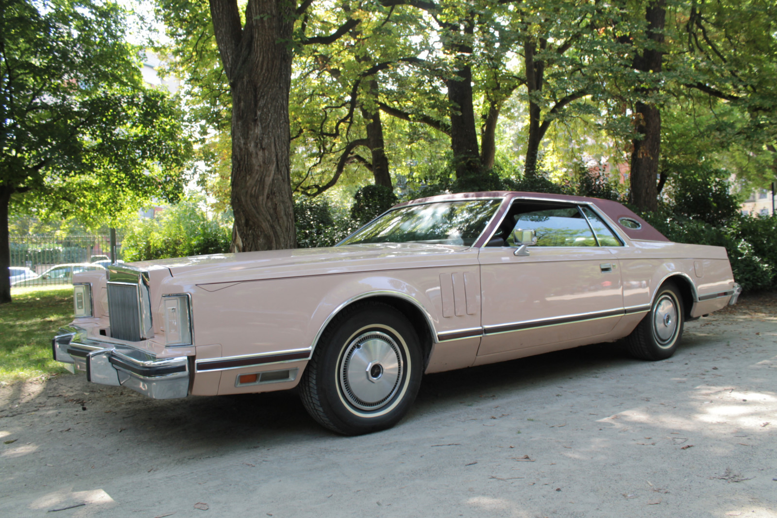 starý, auto, park, vozidlo, náměstí, Francie, voiture, limuzína, Toulouse, 2014, velký, retro, Lincoln, Kontinentální, auto, jardin, automobil, americký, vehicule, ancienne, pozemní vozidla, automobilový exteriér, automobil make, luxusní vůz, rond, v plné velikosti vůz, lincoln série mark, lincoln continental značka v, Rassemblement, transporty, boulingrin, Americaine, Lincoln Motor Company, markv