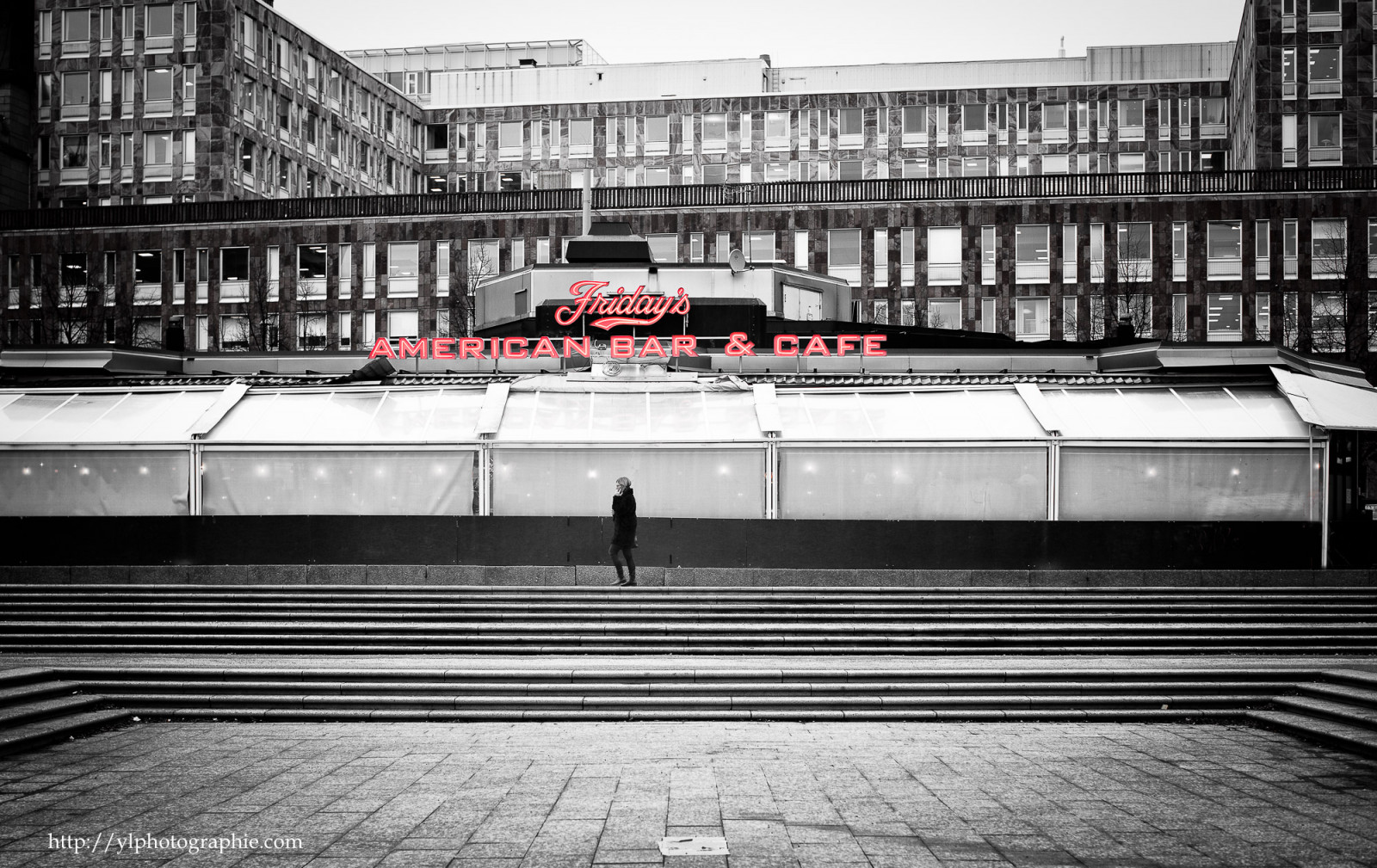 ดำ, ขาวดำ, หน้าต่าง, เมือง, ถนน, สถาปัตยกรรม, รถ, อาคาร, การสะท้อน, ถนน, การถ่ายภาพ, สมมาตร, Canon, บาร์, Stockholm, มหานคร, ที่เดิน, โครงสร้าง, โครงสร้างพื้นฐาน, มุม, ดำและขาว, สวย, ตัวเมือง, บรรทัด, streetphotography, สถานที่สำคัญ, นักถ่ายภาพถนน, ซุ้ม, เขตเมือง, ดำและขาว, ถ่ายภาพขาวดำ, ปริมณฑล, พื้นที่สาธารณะ, canon5dmkiv