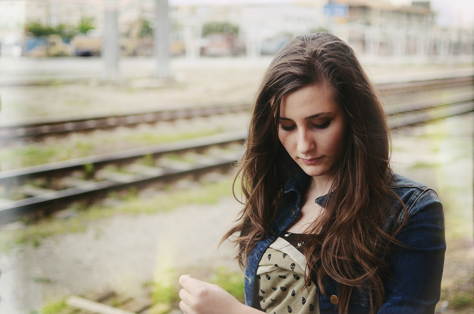 mennesker, model, portræt, langt hår, græs, vinter, fotografering, tog, jeans, grøn, blå, sort hår, Brun, mode, hår, halstørklæde, sommer, Nikon, spor, nostalgi, KUNST, lys, træ, dag, smuk, station, op, pige, skønhed, smil, voksende, piger, øje, Foto, kvinde, dame, sjovt, fotografi, tanker, ven, portrætfotografering, Photo shoot, brunt hår, kranier, lækager