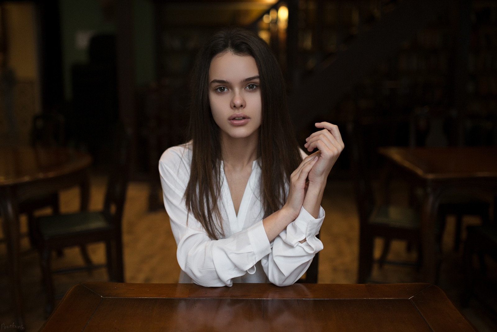 viso, donne, modello, ritratto, brunetta, bicchieri, seduta, fotografia, camicia, occhi marroni, moda, Ivan Proskurin, Persona, ragazza, bellezza, donna, signora, fotografia, posizioni umani, fotografia di ritratto, servizio fotografico, arte modello