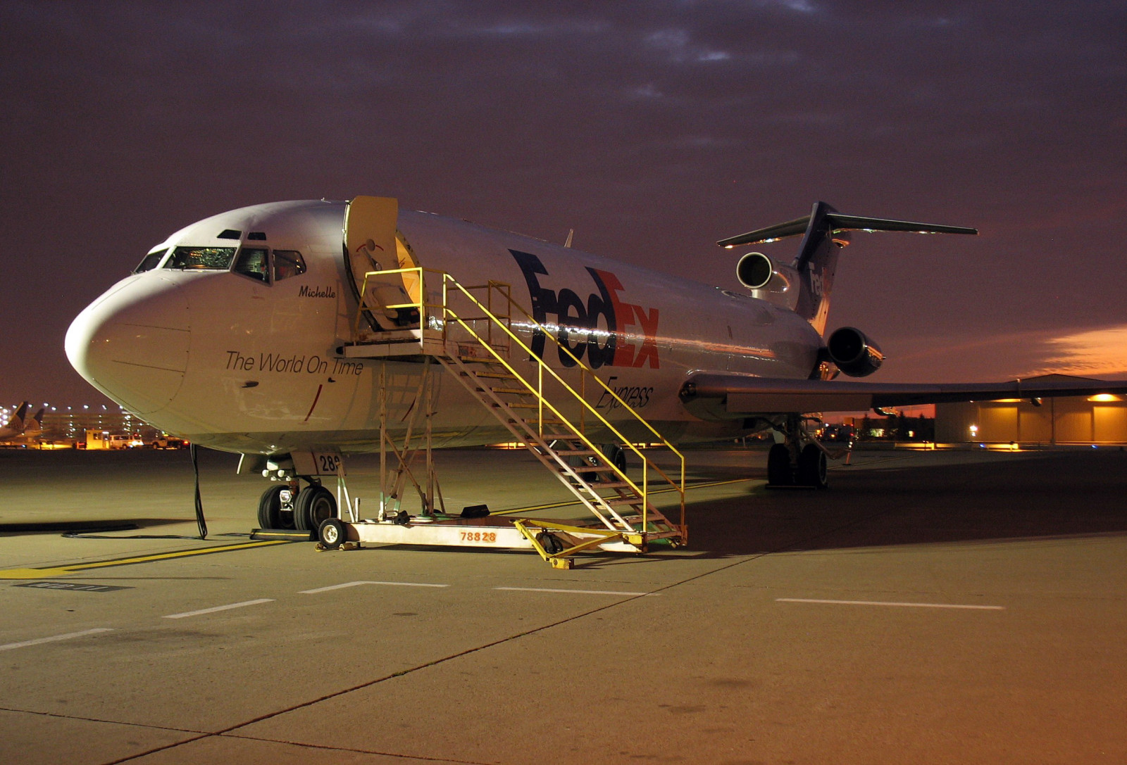 noc, vozidlo, letoun, letadlo, Boeing, letiště, Fedex, náklad, letectvo, nákladní loď, Let, letectví, letecká linka, Atmosféra Země, letecký motor, aerospace engineering, dopravní letoun linkový, proudová letadla, úzké tělo letadla, alltypesoftransport, airfreight, fedexexpress, georgem757, kcle, clevelandhopkins, 727, 7272d4f