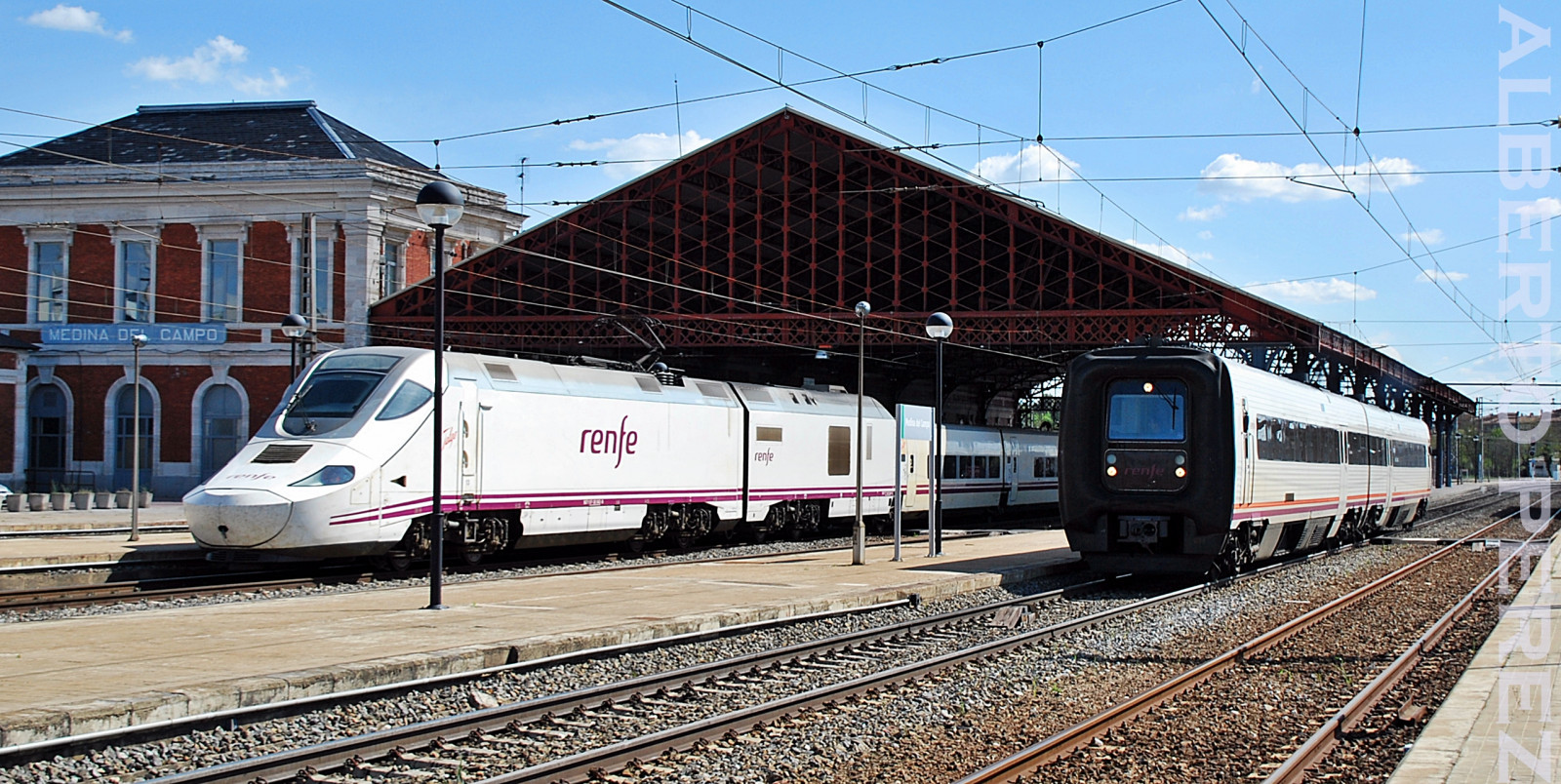 nebe, vozidlo, vlak, železnice, vlakové nádraží, Nikon, Madrid, TGV, doprava, lokomotiva, campo, TRD, Medina, Linea, vlaky, kolejnice, stanice, Císařský, tren, larga, de, cAF, del, dráha, d, serie, přes, 60, motorová nafta, md, Valladolid, Metropolitní oblast, obytný prostor, druh dopravy, veřejná doprava, železniční doprava, kolejová vozidla, osobní automobil, železniční vůz, vysokorychlostní železniční, D60, alta, elektrické napájení, estacion, regionální, RENFE, Velocidad, Ferrocarril, distancia, Talgo, ffcc, běžím, Trenes, ESPA Oles, Operadora, espanol, Electrico, elektrická lokomotiva, 594, ferrocarriles, 730, Alvia