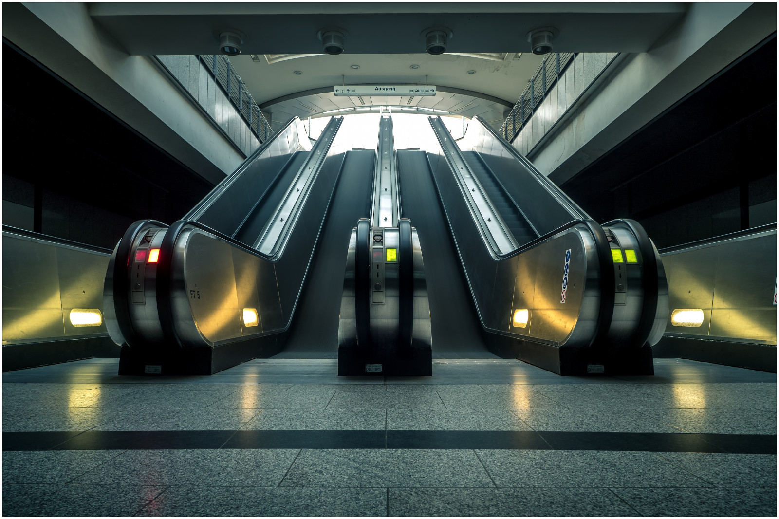 Ubahn, untergrundbahn, rolltreppe, Beleuchtung, bewegung, langzeitbelichtung, LZB, bahnhof, westfalenhallen, Nordrheinwestfalen, dsw21, Dortmund, architektur, symetrie, fliesband, ruhrgebiet, Nahverkehr, bahn, zug, hinauf, hinunter, Olympus, OMD, EM1, 12mm, f20, arkitektur, symetric, underjordisk, station, rulletrappe, farver, grøn, rød, rådne, Grun, flyde, bælte, lang, tid, udsættelse