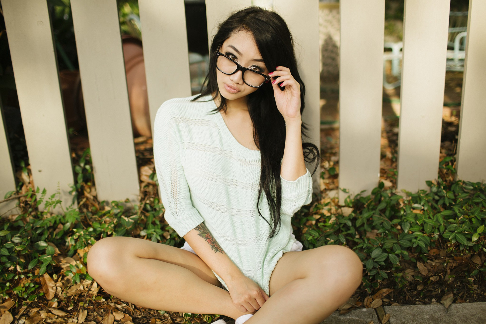 ženy, model, dlouhé vlasy, ženy s brýlemi, brýle, asijský, sedící, fotografování, šaty, tetování, černé vlasy, móda, jaro, oblečení, supermodelka, tahá šaty, dívka, krása, ruka, dáma, prst, noha, účes, lidských pozice, portrétní fotografie, focení, hnědé vlasy, umění model, břicho, Lidské tělo, stehno