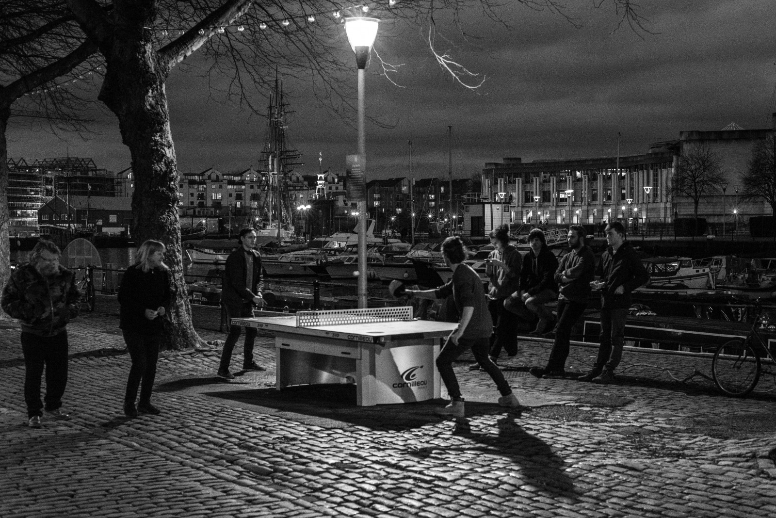 gade, by, UK, England, by-, bw, hvid, sort, Offentlig, monokrom, Havn, dokker, mørk, Bristol, tabel, sjovt, 50mm, til, aften, Nikon, shots, havn, storbritannien, oprigtig, centrum, nation, flydende, lige, tennis, match, efter, AF, NIKKOR, sportslige, ping, Pong, vandsiden, hæmmede, projektører, D600, f14d