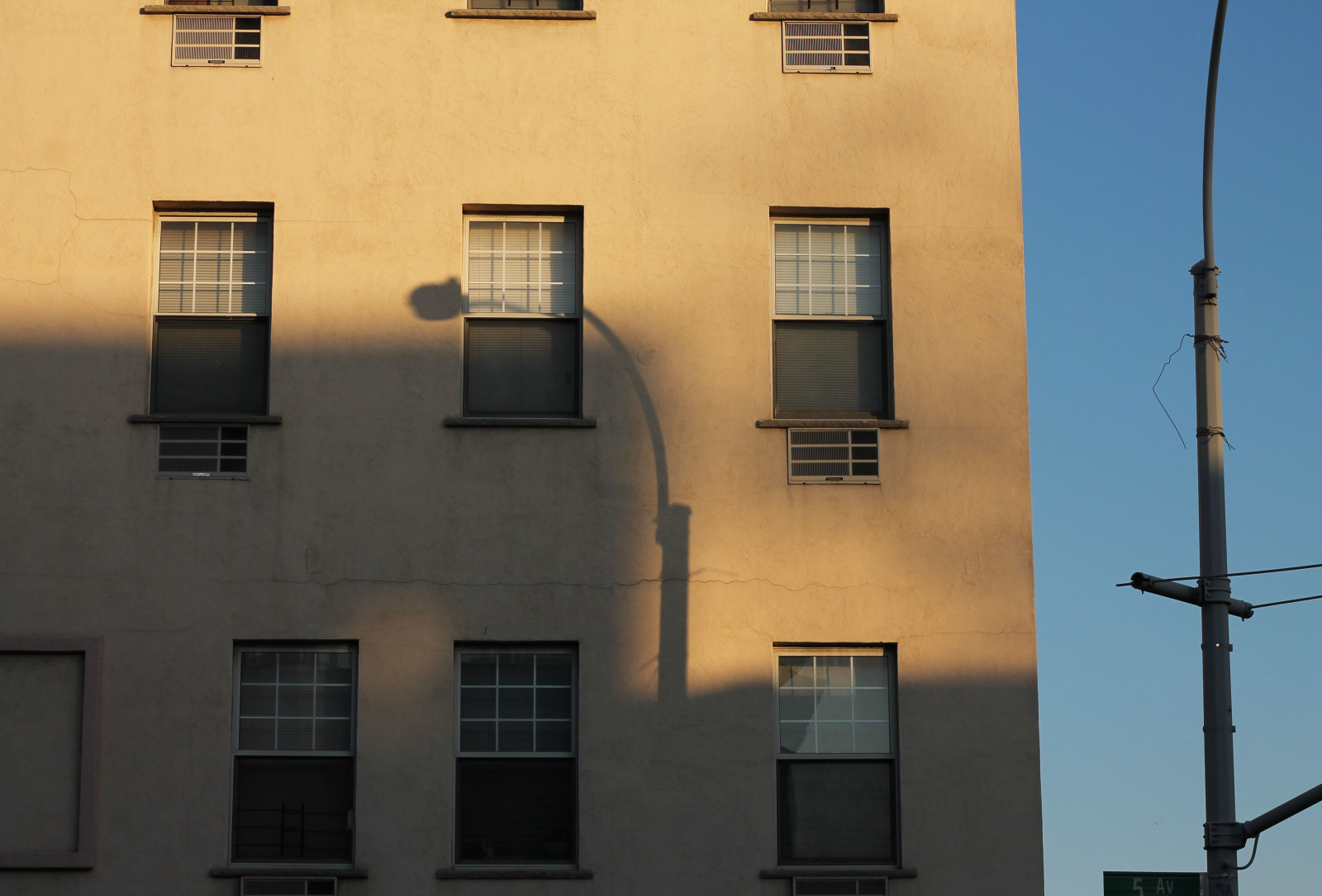 slunečnímu záření, pouliční osvětlení, okno, temný, město, ulice, panoráma města, architektura, městský, budova, nebe, stín, stěna, Dům, modrý, ráno, svítilna, Filmové, slunce, Kánon, atmosféra, Spojené státy americké, čáry, Slunný, poezie, teplý, Brooklyn, úhel, Pojem, světlo, brzy, Amerika, krása, newyork, osvětlení, oblohy, Okna, mimo, městský život, nás, městský život, střecha, barvy, brzy ráno, ny, minimální, nyc, domů, streetphotography, byt, složení, New York City, urbanphotography, canonphotography, grafický, fasáda, UrbanScene, architektonický, svítidlo, urbanscape, Park Slope, topografické, topografie, urbanpicture