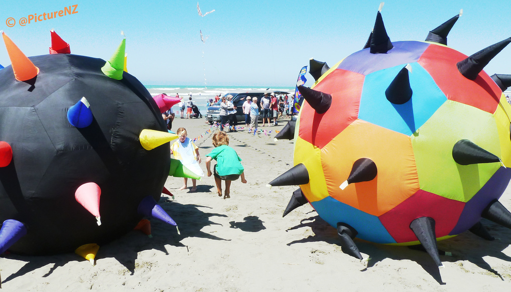 oceano, ombra, mare, Nuova Zelanda, Christchurch, estate, Sole, aquilone, giocando, gioco, spiaggia, bambini, palla, bambini, divertimento, salto, sabbia, Pacifico, Domenica, folla, gennaio, soleggiato, Canterbury, gonfiabile, nz, punti, miniere, southisland, colorato, 27, kiteday, newbrighton, 2013