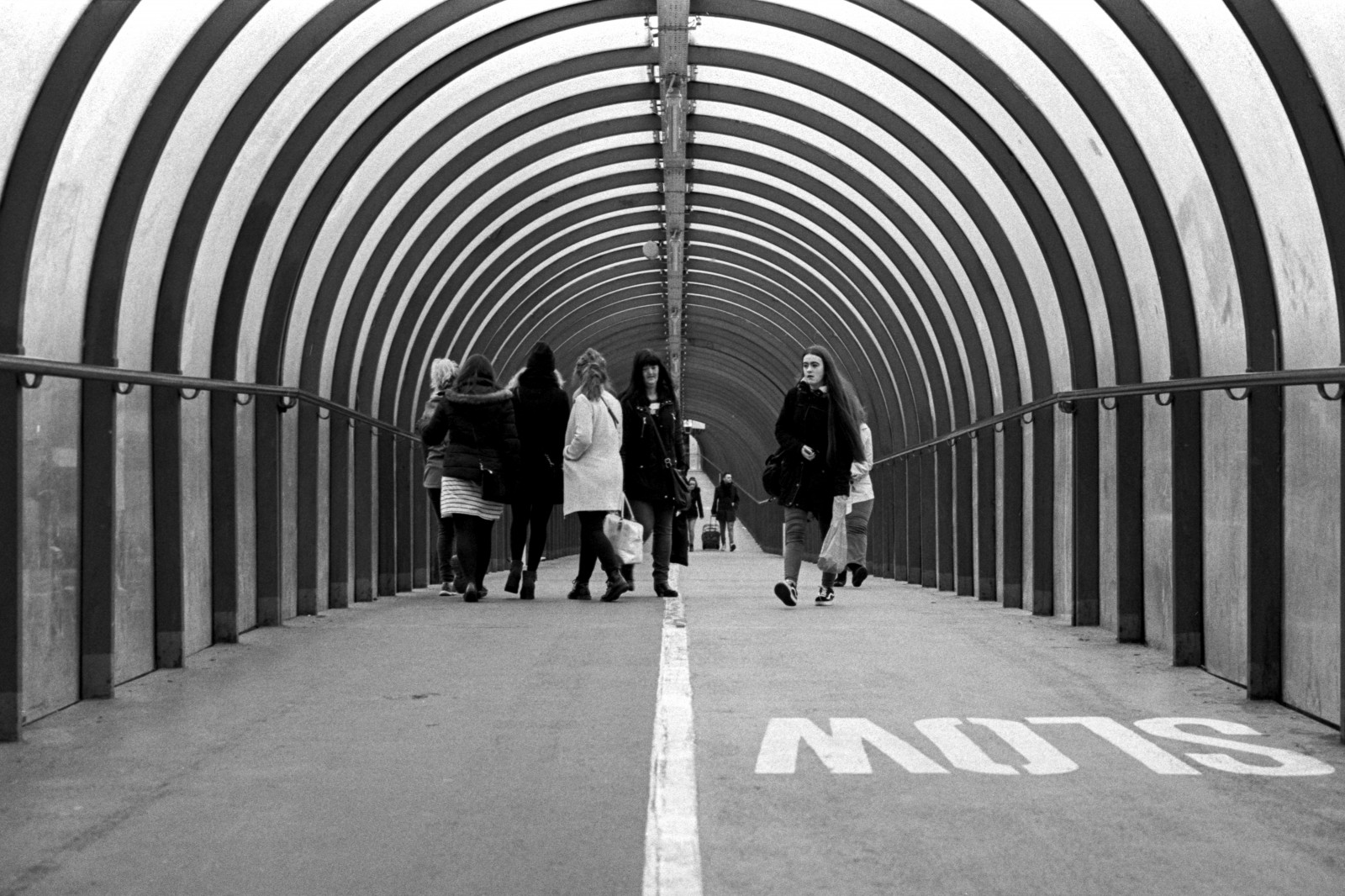 lidé, černobílý, ulice, silnice, Skotsko, symetrie, tunel, metro, doprava, Leica, Glasgow, infrastruktura, Mono, Černý a bílý, čára, film, streetphotography, upřímný, momentka, kodaktrix400, Černý a bílý, monochromatické fotografování, veřejná doprava, stanice metra, aposummicron50mm, HC110, leicam7, stephencosh