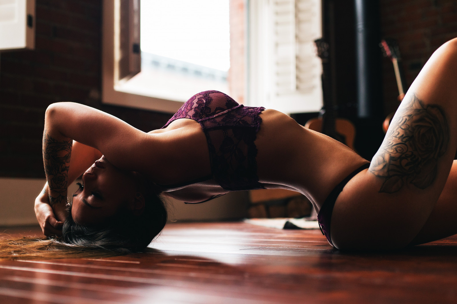 ženy, model, dlouhé vlasy, zavřenýma očima, osel, dřevěný povrch, sedící, tetování, černé vlasy, na podlaze, spodní prádlo, klenutý hřbet, oblečení, noha, smysl, sval, lidských pozice, focení, umění model, Lidské tělo, stehno, spodní prádlo