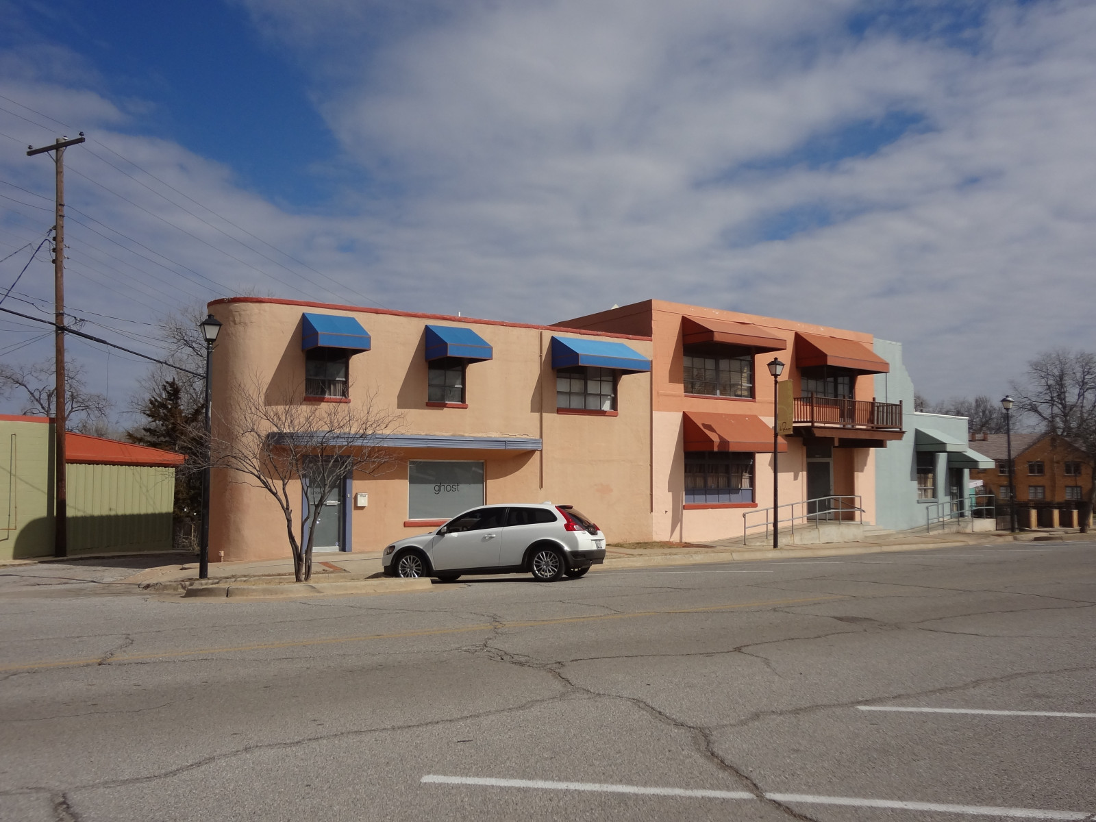 okno, město, architektura, auto, budova, nebe, vozidlo, Dům, Volvo, Oklahoma, domů, byt, kondominium, předměstí, fasáda, sousedství, obytný prostor, luxusní vůz, rodinný vůz, kompaktní vůz, vlastnictví, nemovitost, Oklahoma City, komerční budovy, C30, Paseoartsdistrict