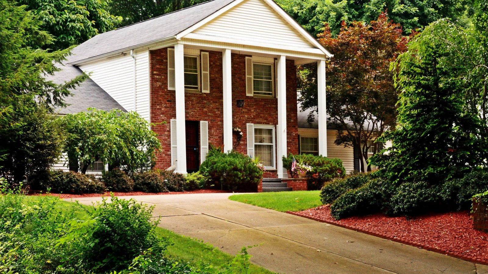 zahrada, architektura, budova, Dům, chalupa, zadní dvorek, majetek, yard, domů, předměstí, fasáda, trávník, obytný prostor, keř, nádvoří, vlastnictví, nemovitost, terénní