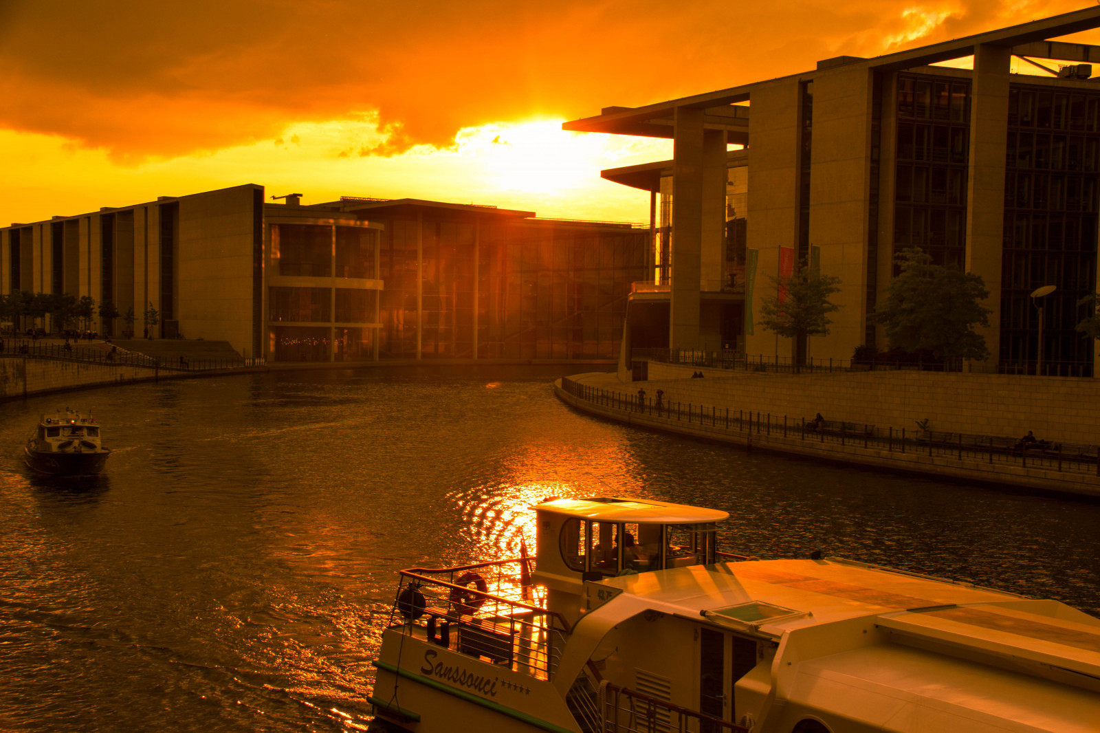 slunečnímu záření, loď, západ slunce, ulice, panoráma města, noc, architektura, odraz, nebe, svítání, večer, ráno, Německo, řeka, slunce, letní, Evropa, soumrak, Berlín, světlo, venkovní, budovy, osvětlení, de, Německo, deutschland, flám, tma, Snímek obrazovky, vodní