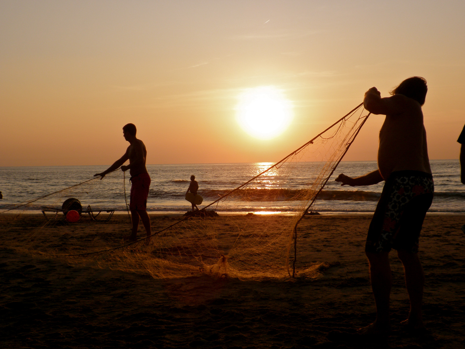 slunečnímu záření, západ slunce, moře, voda, pobřeží, písek, nebe, pláž, svítání, uklidnit, Cestovní ruch, večer, ráno, pobřeží, slunce, horizont, letní, rybář, dovolená, volný čas, oceán, vlna, zábava, pramen, 100commentgroup, rekreace, Jižní pláž, zonsondergang, tělo z vody, zee, fransschmit, Zuiderstrand, boats and boating equipment and supplies