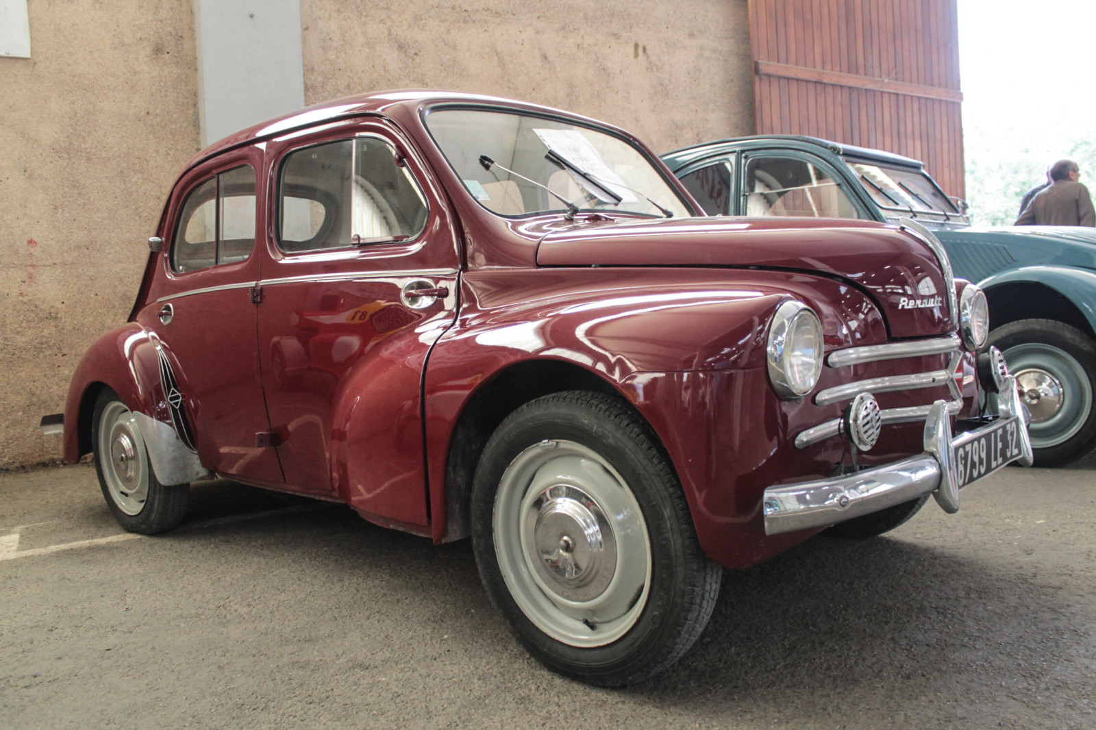 auto, veicolo a motore, veicolo, renault 4cv, vettura di medie dimensioni, design automobilistico, classico, auto d'epoca, auto d'epoca, Macchina vintage, city ​​car, automotive wheel system, ruota, auto compatta