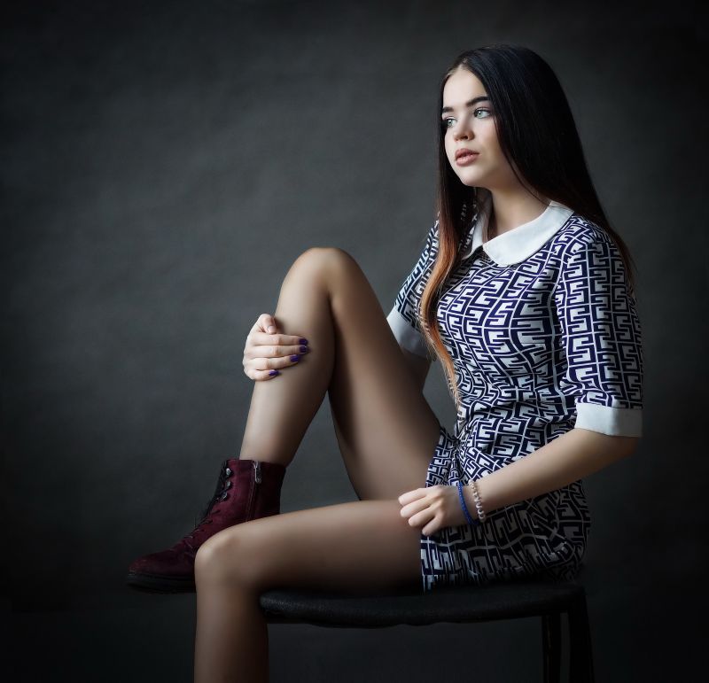 ženy, nohy, sedící, model, tmavé vlasy, jednoduché pozadí ženy, nohy, sedící, model, tmavé vlasy, jednoduché pozadí