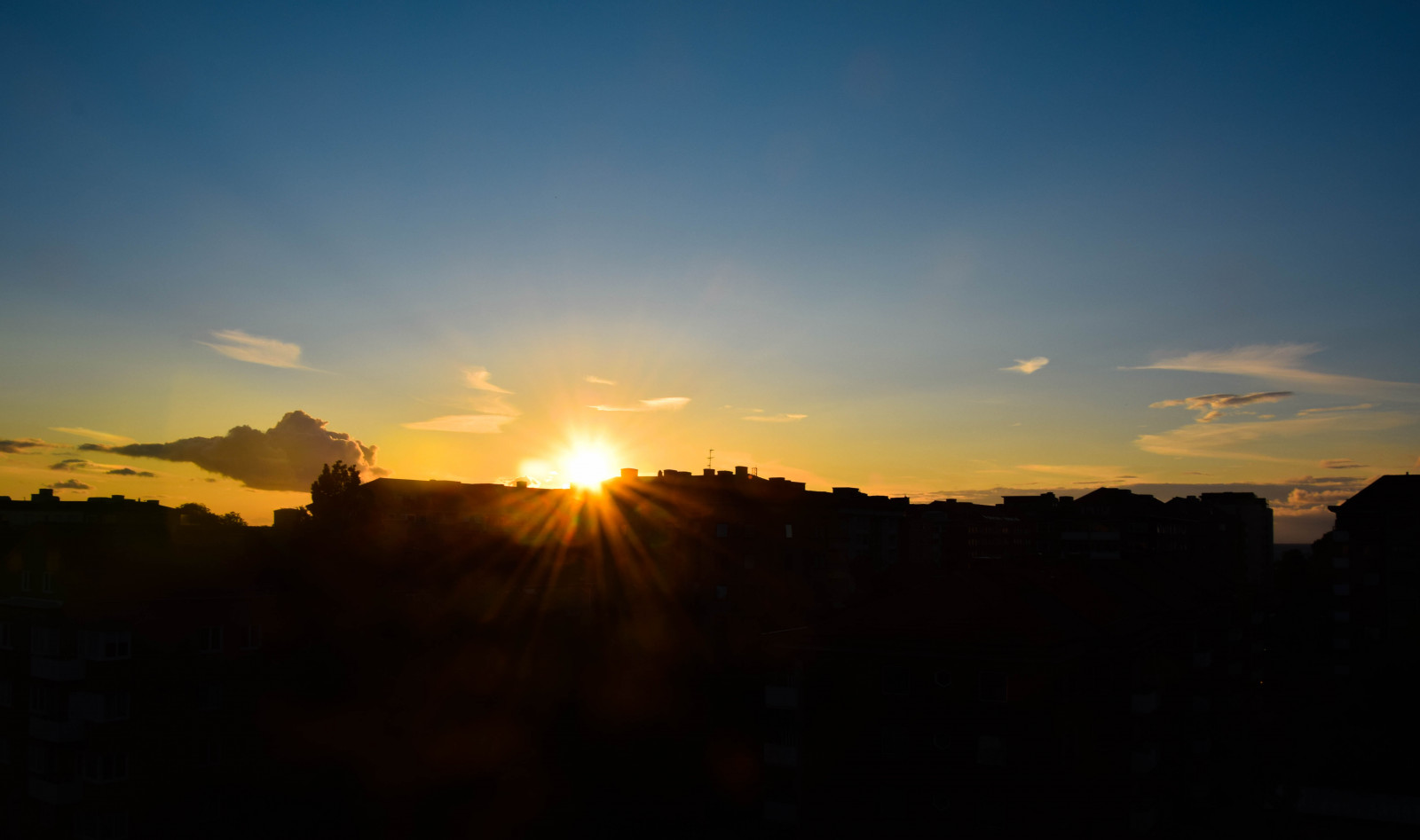 sollys, solnedgang, by, bakke, by-, himmel, skyer, solopgang, aften, morgen, Sol, horisont, atmosfære, Sverige, skumring, Sky, bjerg, daggry, silhuetter, malmø, tagterrasse, splnedg ng, atmosfærisk fænomen, efterglød, rød himlen om morgenen