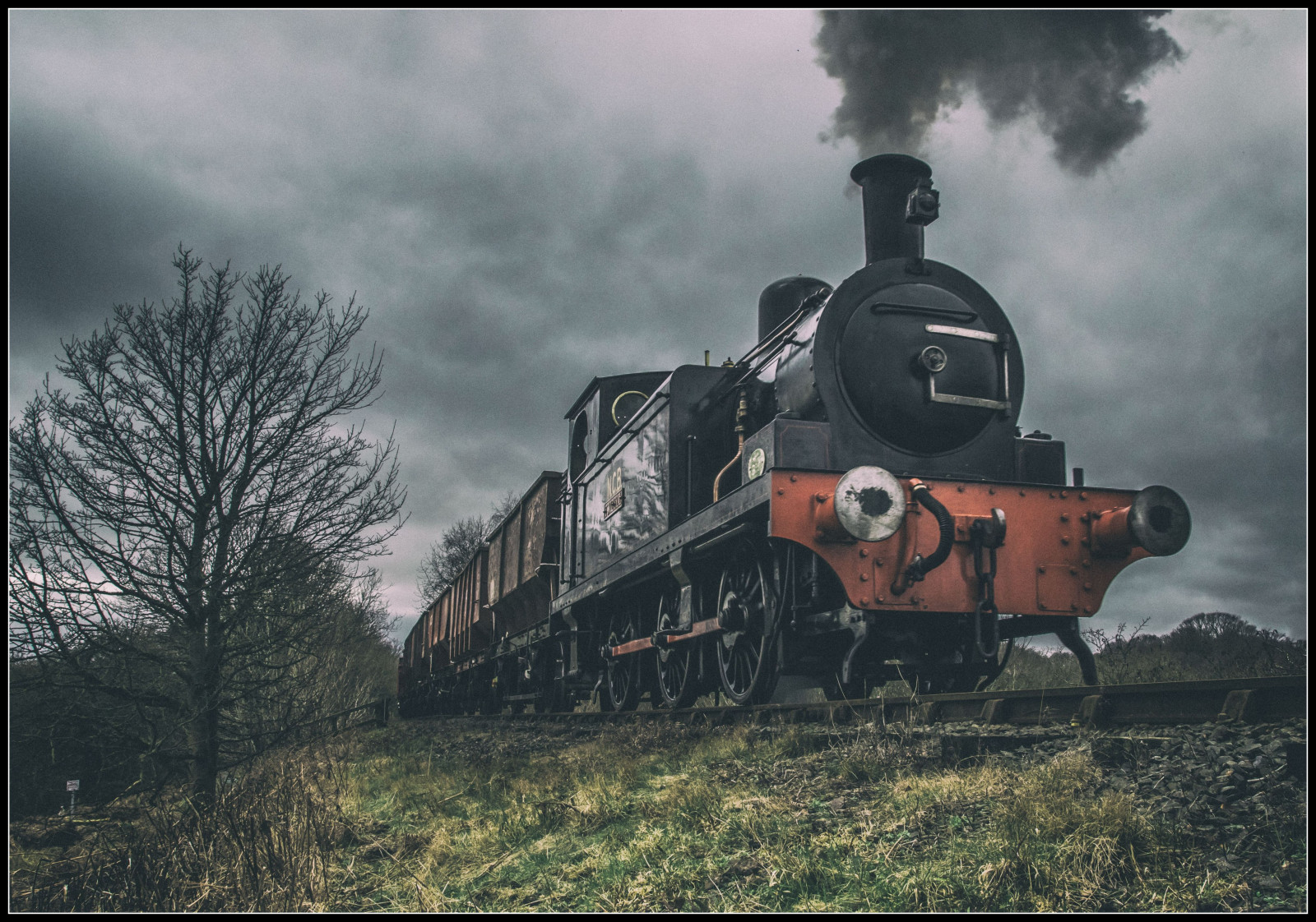 krajina, tráva, nebe, vozidlo, vlak, železnice, nádrž, průmyslový, doprava, lokomotiva, motor, hornictví, Northumberland, mrak, strom, parní, vlaky, kolejnice, Parní motor, rostlina, dráha, vagón, uhlí, železnice, náklad, severovýchod, Durham, venkov, železniční doprava, kolejová vozidla, železniční vůz, Parní motor, Hrabství Durham, 1891, railfreight, násypka, zachování, uchovaný, NCB, vagóny, Tanfield, Tanfieldrailway, Marleyhill, Sunniside, Causeyarch, Příčina, Robertstephensonhawthorn, Průmyslové dráhy, Tankengine, Easttanfield, Rsh, Twizell, Zachovalé, Freightinfebruary