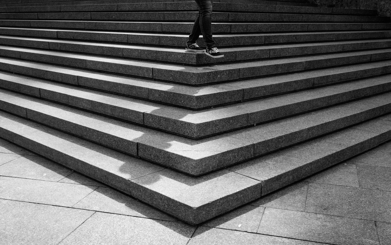 Černá, černobílý, město, ulice, architektura, městský, nohy, stěna, fotografování, symetrie, geometrie, obuv, tenisky, čáry, život, schody, chůze, struktura, Olympus, úhel, geometrický, patro, podlaha, dno, čára, streetphotography, krok, upřímný, moment, Černý a bílý, monochromatické fotografování, denní osvětlení, nožky
