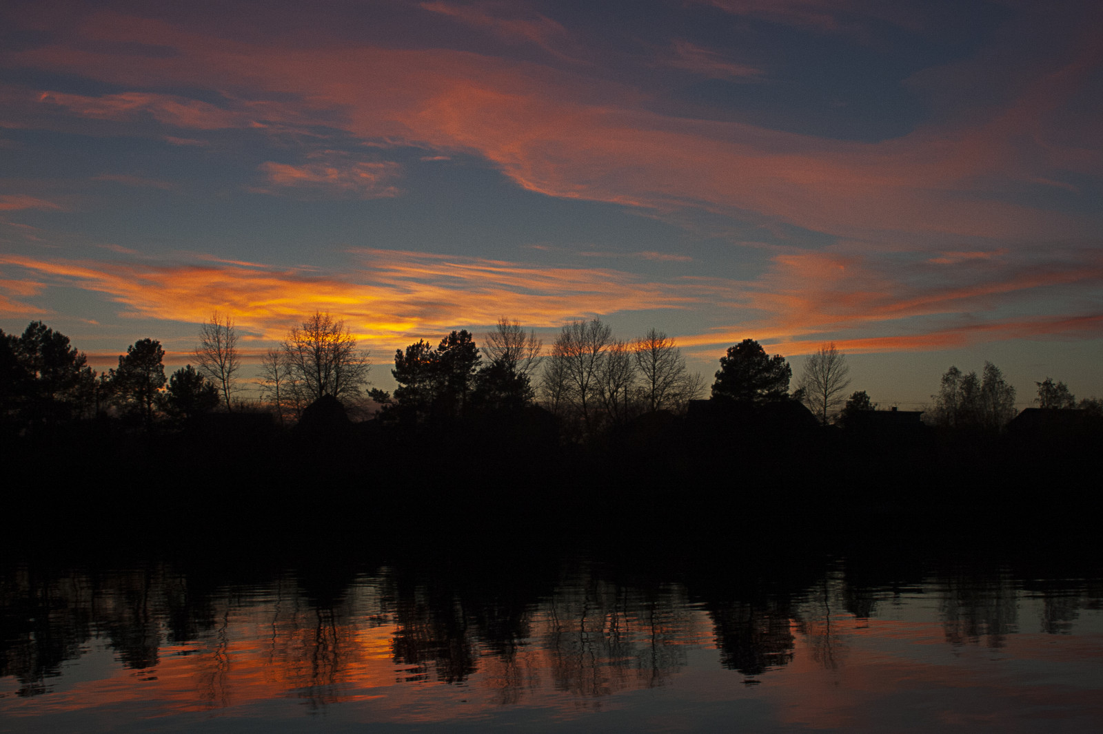 park, podzim, stromy, světlo, západ slunce, Červené, nebe, oranžový, odraz, Příroda, Krásná, krása, počasí, silueta, noc, mraky, řeka, krajina, venku, večer, barvitý, sama, Pohled, přírodní, soumrak, Pozadí, horizont, scénický, klidný, Ukrajina, uklidnit, ohromující, životní prostředí, klidný, Oseschyna, Kyivskaoblast, Oseshchyna