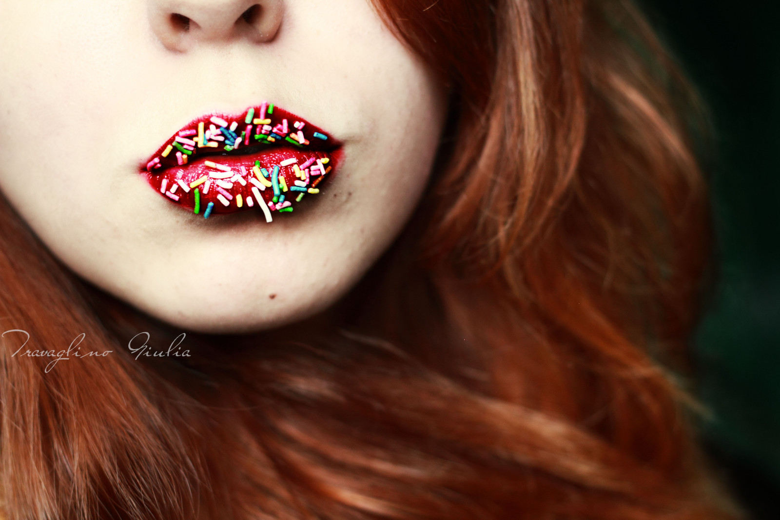 viso, bianca, nero, testa Rossa, ritratto, capelli lunghi, rosso, fotografia, avvicinamento, verde, giallo, blu, Canone, labbra, capelli, bocca, naso, capo, Blu, IO, ARTE, colore, ragazza, bellezza, delizioso, occhio, foto, mano, me, dolce, dito, caramella, rosso, labbro, bianco, ritratto, nero, giallo, capelli rossi, acconciatura, Capelli, labbra, Primopiano, verde, dolcezza, capelli castani, corpo umano, organo, avvicinamento, Rossetto, Bocca, capellirossi, caramelle