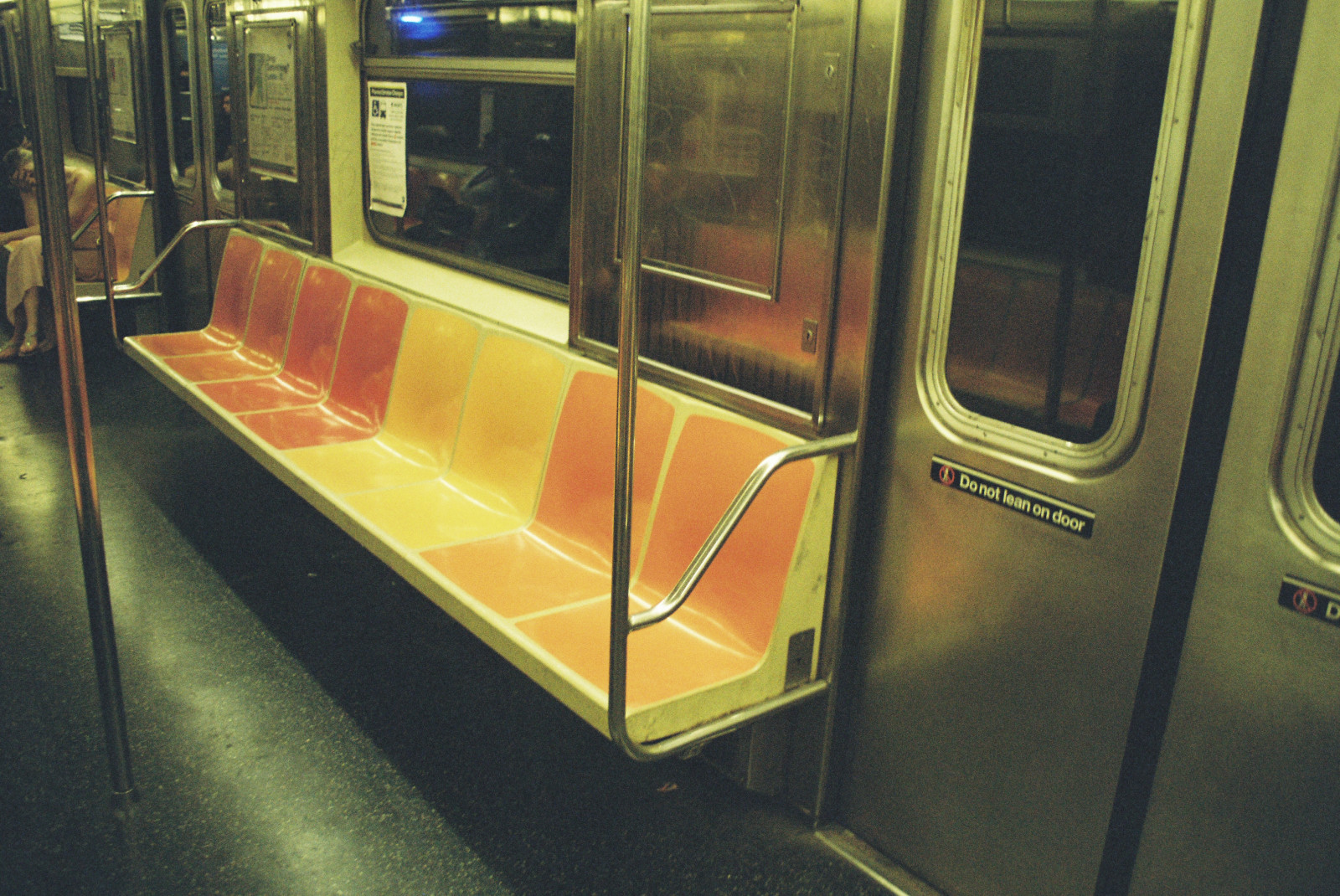 dveře, město, nyc, New York City, železnice, světlo, stín, portrét, lidé, městský, newyork, Pohyb, rozmazat, klasický, film, čáry, architektura, analogový, vlak, vinobraní, řeka, podzemí, metro, bod, Osoba, Lomography, sama, provoz, břeh řeky, přírodní, Minolta, Manhattan, interiér, prázdný, Sedadlo, obilí, městský život, streetphotography, železnice, od středu města, opakování, izolace, analog, stanice metra, avenue, mizející, nadčasový, urbanphotography, urbex, X700, Podvozek, urbansetting