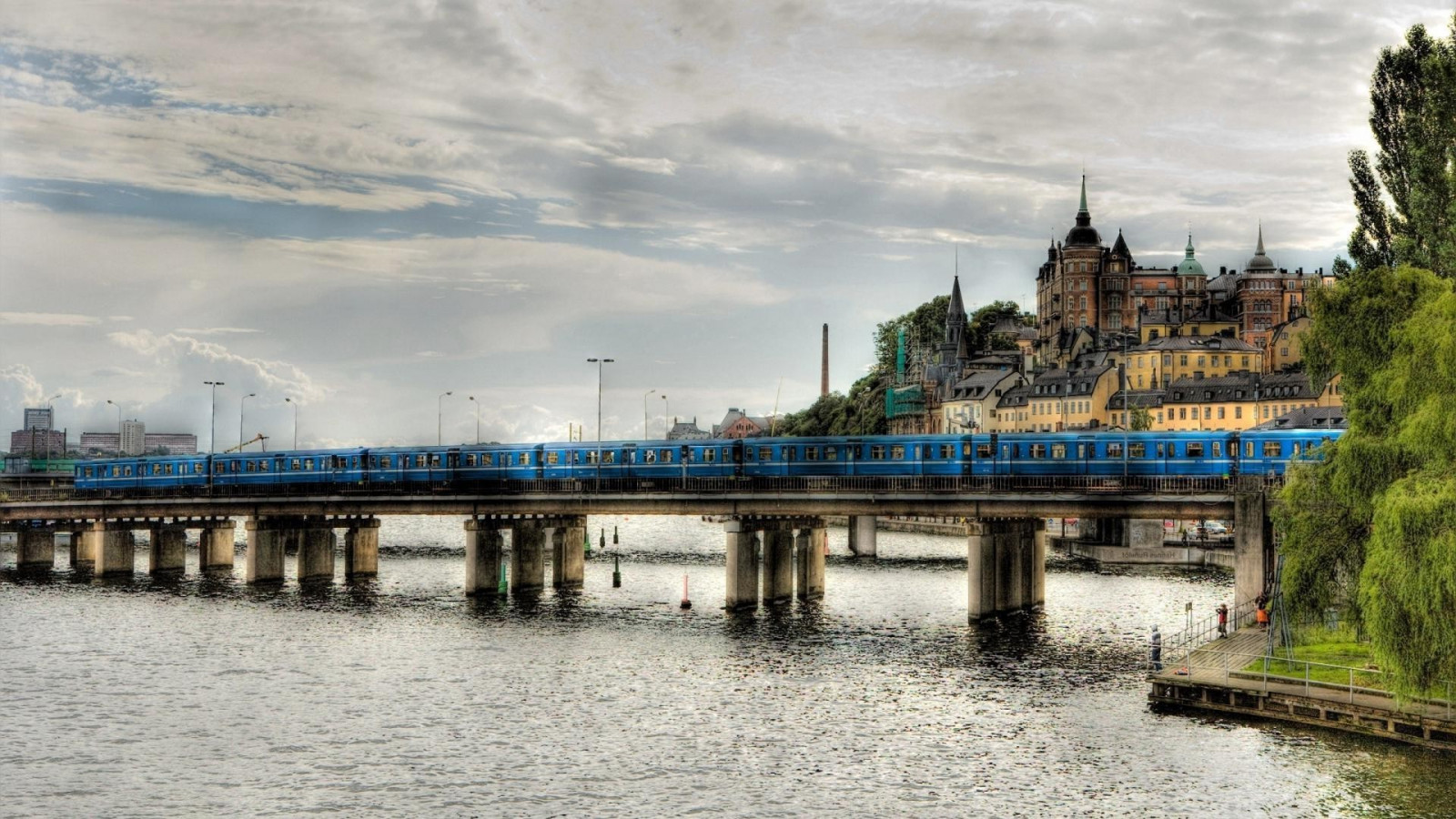 stromy, moře, město, panoráma města, architektura, voda, odraz, mraky, vlak, Cestovní ruch, panoráma, most, řeka, HDR, město, molo, Stockholm, Švédsko, stará budova, doprava, kanál, metro, mezník, 1920x1080 px, urban area, vodní, lidské osídlení, nonbuilding struktura