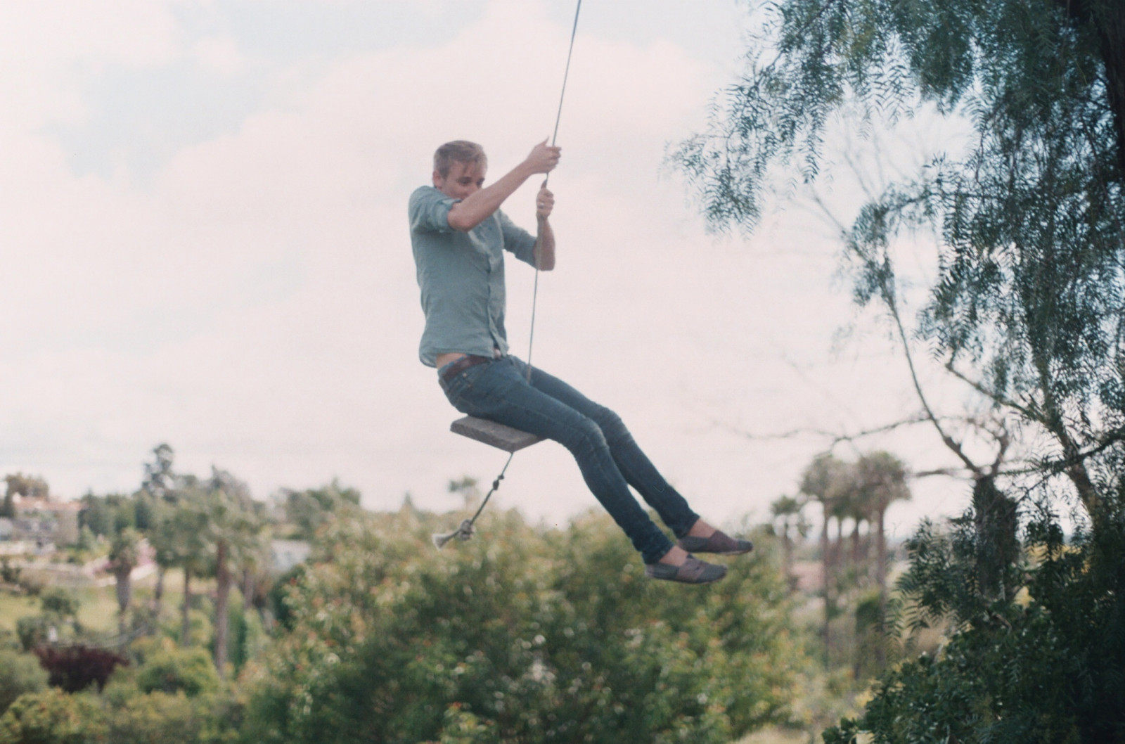 tráva, nebe, skákání, lebka, houpačka, dovolená, mrak, strom, zvíře, rostlina, volný čas, mě, zábava, film, dobrodružství, já, rekreace, meduňka, sooc, Atmosféra Země, dřevina, extrémní sport, visitingmydad, hehasacoolhouse