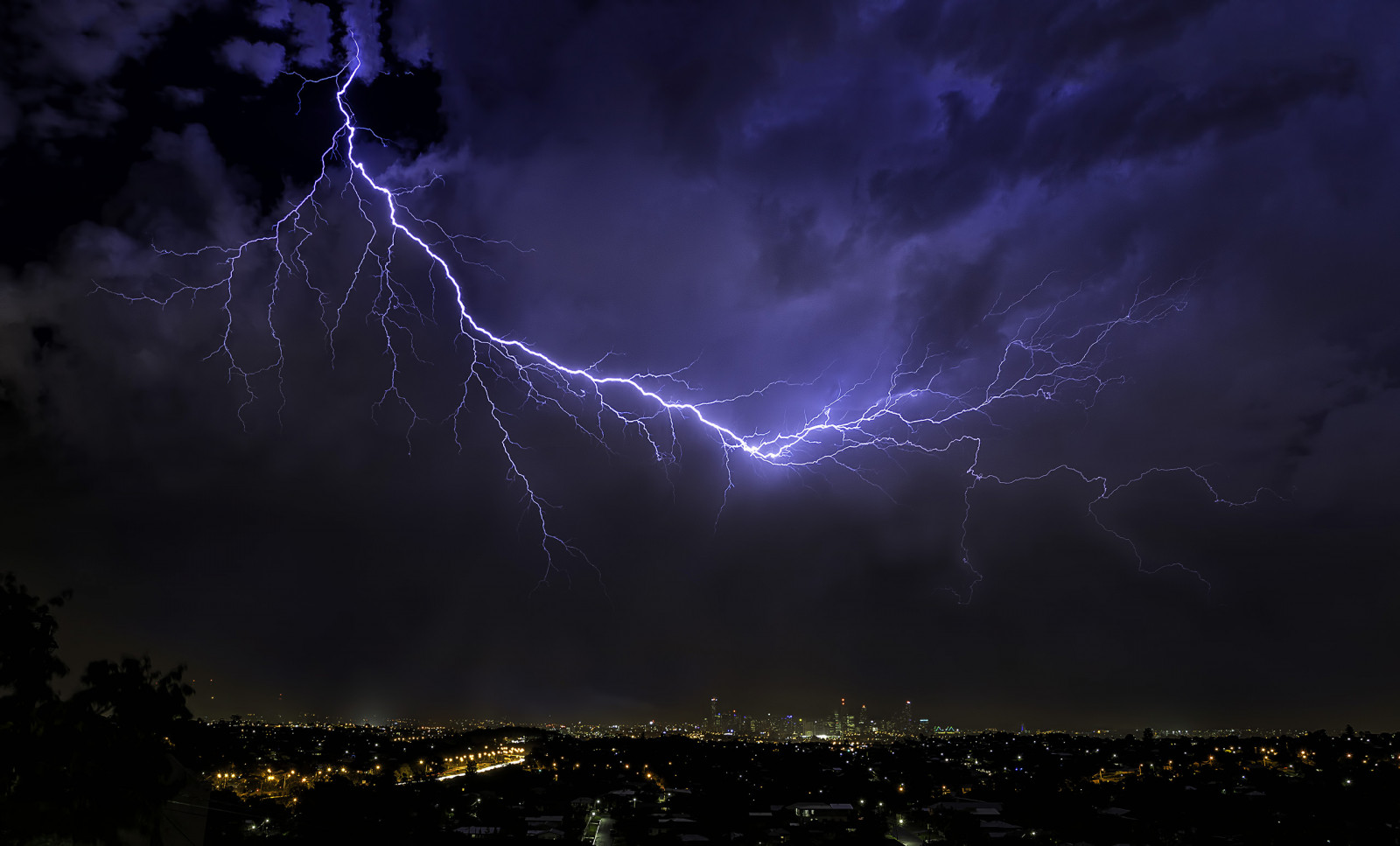 แนวนอน, กลางคืน, ธรรมชาติ, ท้องฟ้า, ฟ้าผ่า, พายุ, ตอนเย็น, บรรยากาศ, ฟ้าร้อง, เที่ยงคืน, ไฟฟ้า, เมฆ, ต้นไม้, พายุฝนฟ้าคะนอง, ความมืด, วอลล์เปเปอร์คอมพิวเตอร์, ปรากฏการณ์ทางอุตุนิยมวิทยา, Cumulus, ปรากฏการณ์, stormhome, 17 วินาที 14