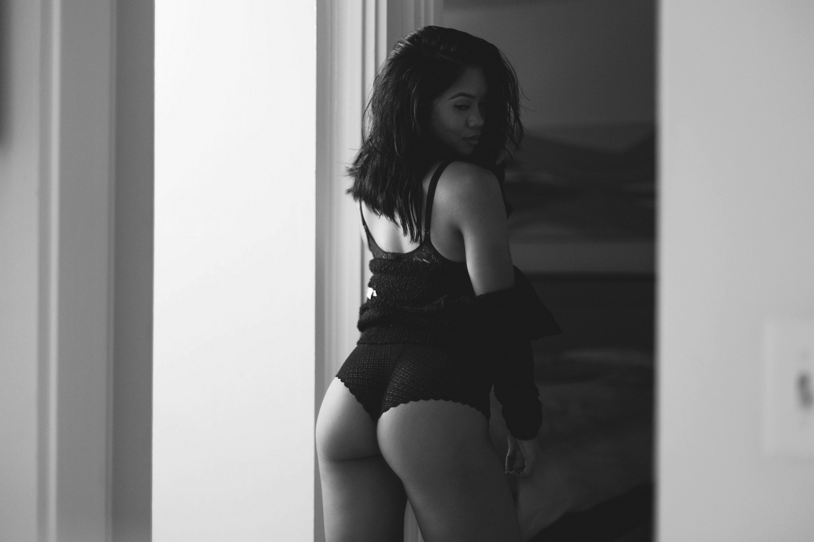 bílý, Černá, ženy, černobílý, model, portrét, dlouhé vlasy, osel, fotografování, černé vlasy, móda, vlasy, zadní, spodní prádlo, černé spodní prádlo, oblečení, dívka, krása, ruka, dáma, noha, obraz, blond, Černý a bílý, monochromatické fotografování, lidských pozice, focení, hnědé vlasy, umění model, břicho, Lidské tělo, spodní prádlo