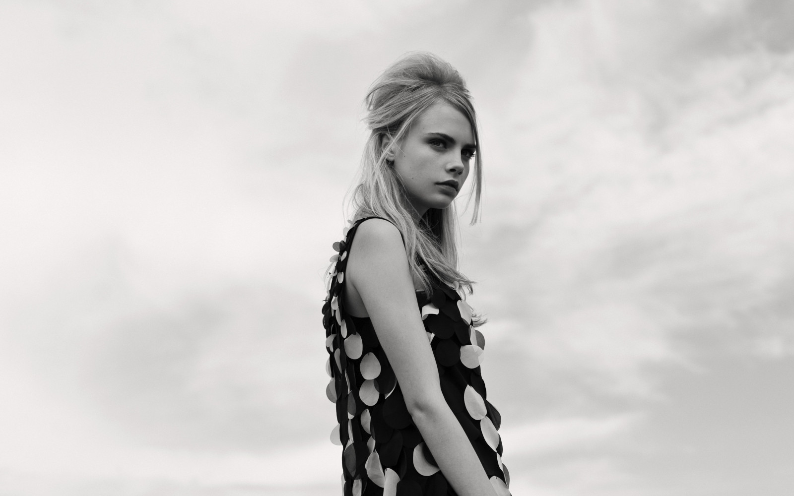 bílý, Černá, ženy venku, ženy, černobílý, model, portrét, odvrátila, dlouhé vlasy, Cara Delevingne, fotografování, osobnost, šaty, móda, vlasy, jaro, Osoba, dívka, krása, žena, dáma, fotografie, účes, Černý a bílý, monochromatické fotografování, portrétní fotografie, focení, umění model