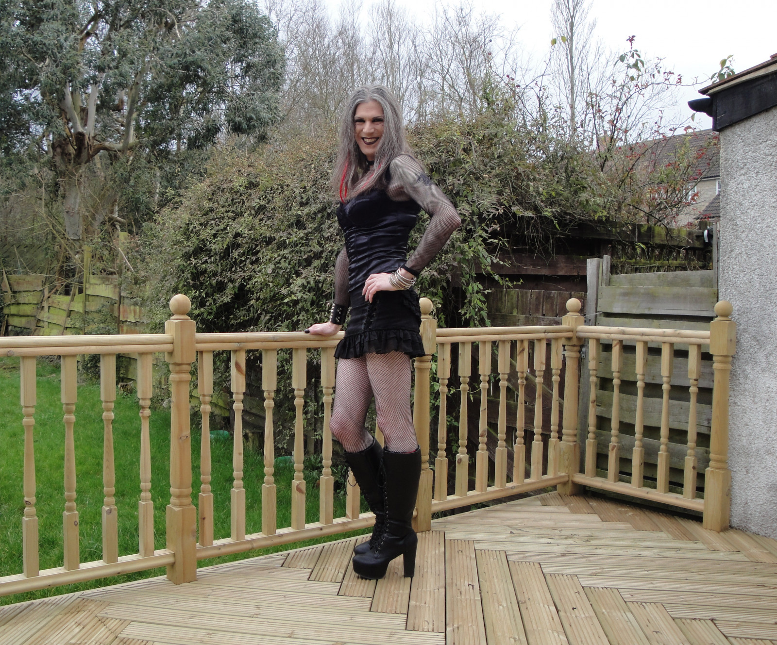 Wallpaper clothing, footwear, girl, deck, leg, outdoor structure, tree, house, recreation, fun