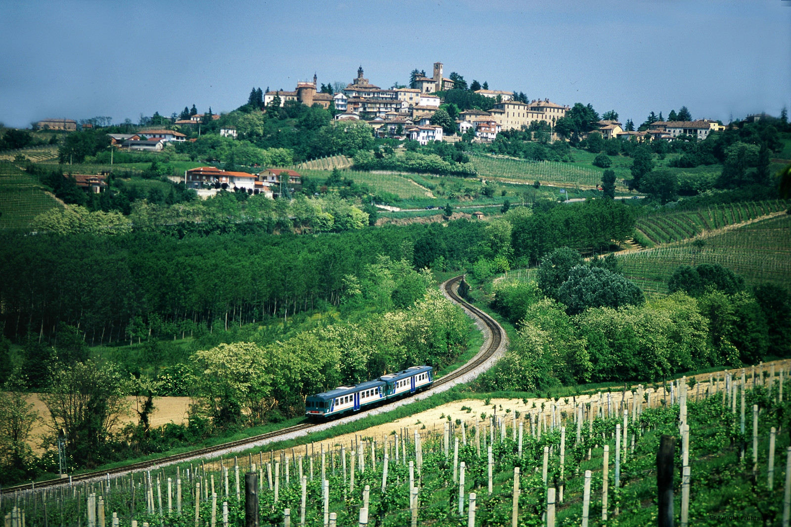Itálie, Italia, italien, italiano, fs, toscana, Tosc, Barbaresco, Eisenbahn, železnice, vlak, tren, treno, Ferrocarril, triebwagen, krajina, Landschaft, údolí, vino, wein, víno, pole, rostlina, zemědělství, Pohled, scéna, čára, kopec, h gel, hospodařit, vesnice, Dorf, jižní, Evropa