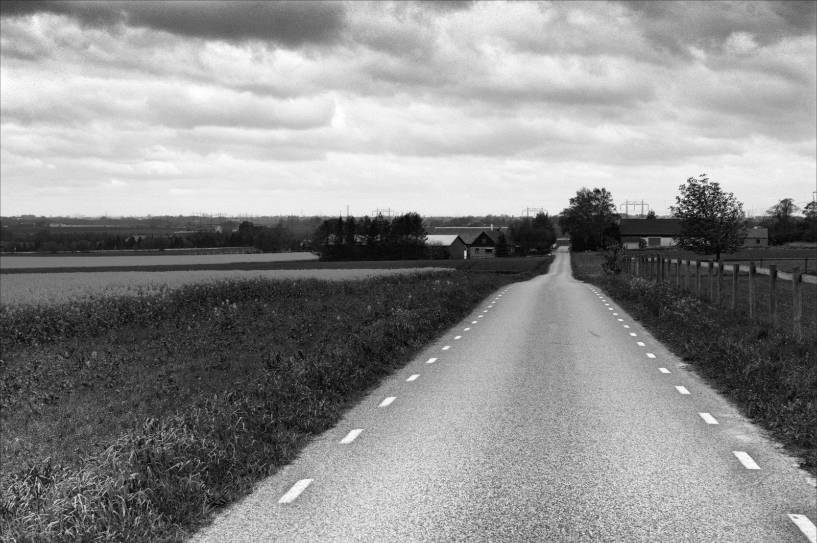 krajina, Černá, černobílý, auto, tráva, nebe, pole, silnice, fotografování, horizont, Švédsko, Dálnice, asfalt, infrastruktura, Sverige, řepkového, mrak, strom, rostlina, prozkoumal, Lund, nárazy, čára, pole, Dalby, landsv g, krar, Aker, rameno, pruh, Černý a bílý, monochromatické fotografování, meteorologický jev, road trip, povrch vozovky, Zm, csonnart1550, Skane, Zeiss50mmf15csonnarzm, Sj storp