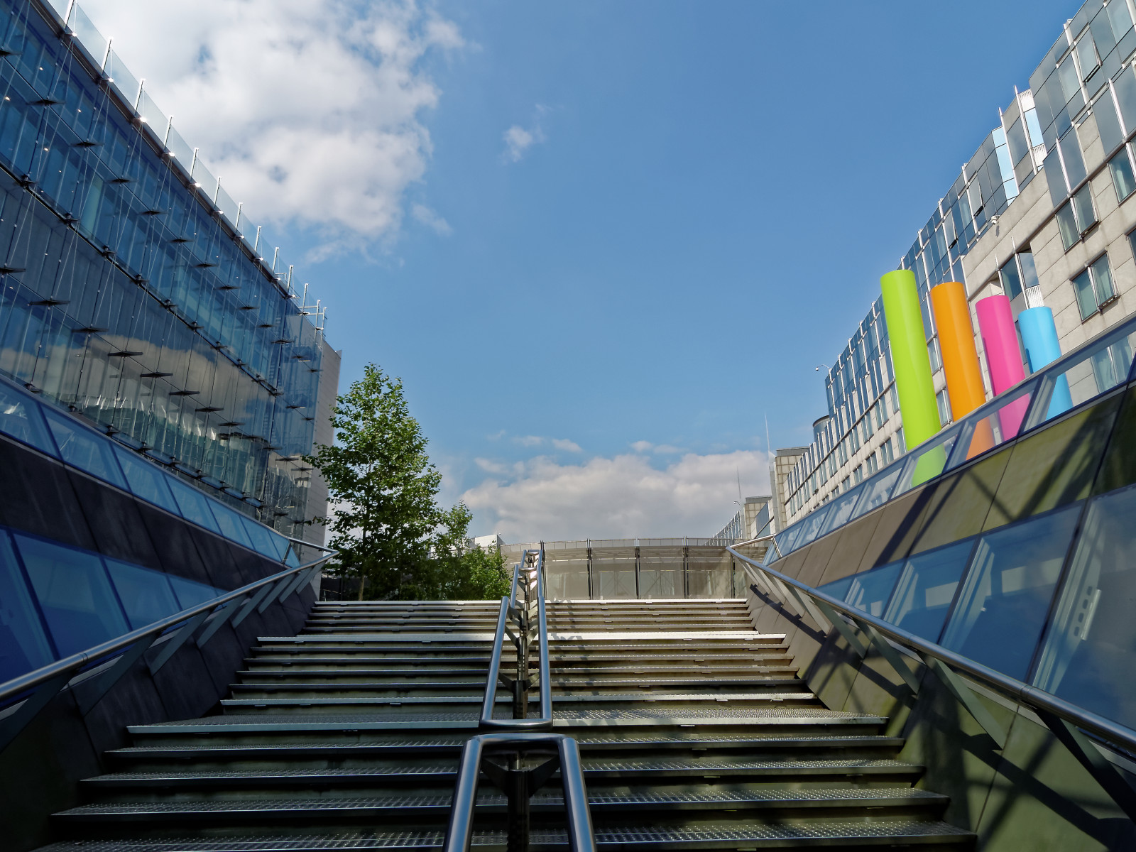 Himmel, Wahrzeichen, Betrachtung, die Architektur, Struktur, Gebäude, Metropolregion, Wolke, Stadtgebiet, Tagsüber, Touristenattraktion, Baum, Sonnenlicht, Stadt, Fassade, Wasser, Metropole, Tageslicht