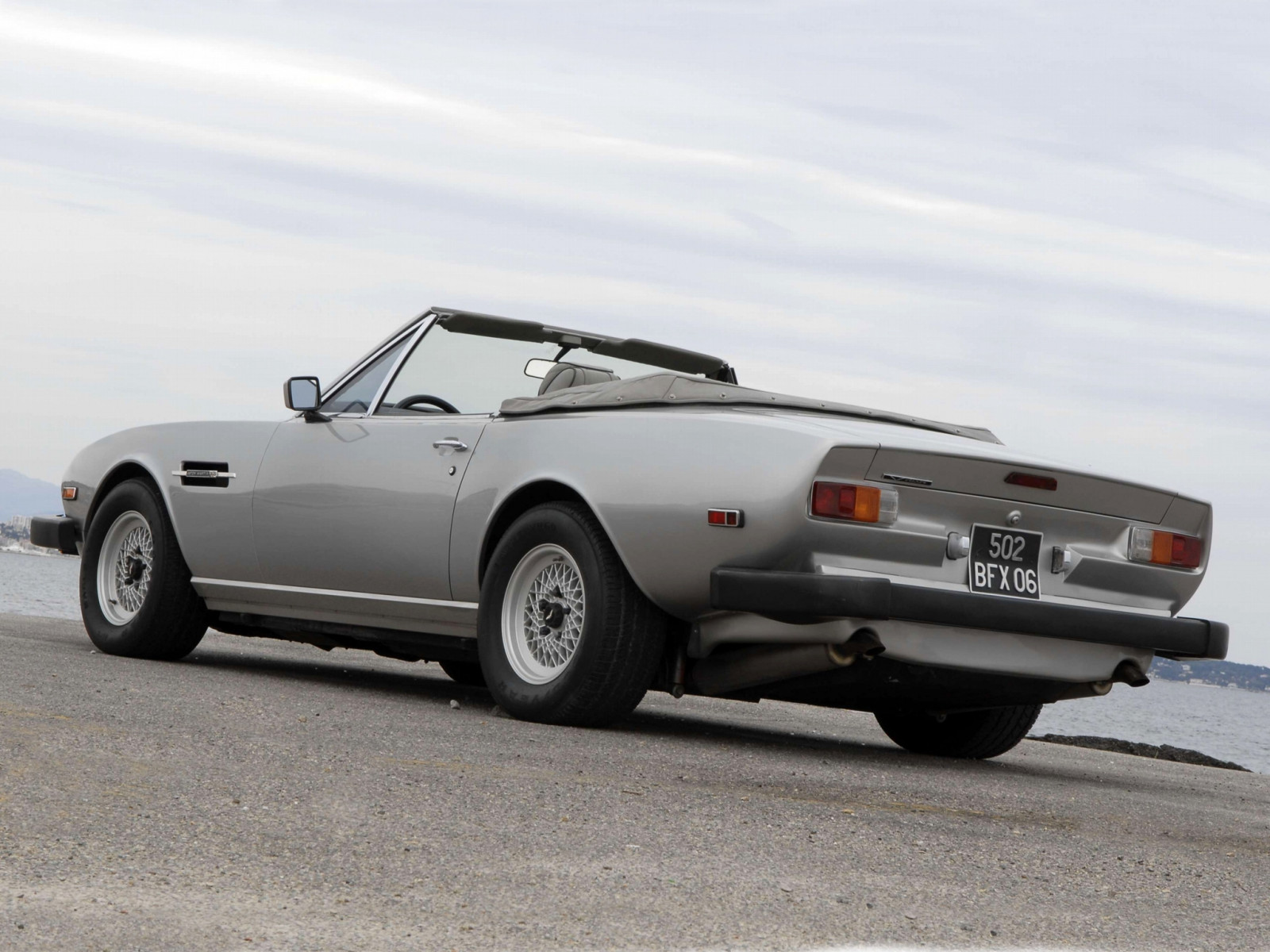 auto, veicolo, vista laterale, auto sportiva, Aston Martin, argento, coupe, Convertibile, macchina di spettacolo, 1977, auto, V8, cabriolet, volante, veicoli terrestri, esterno automobilistico, marca di automobile, Aston Martin V8