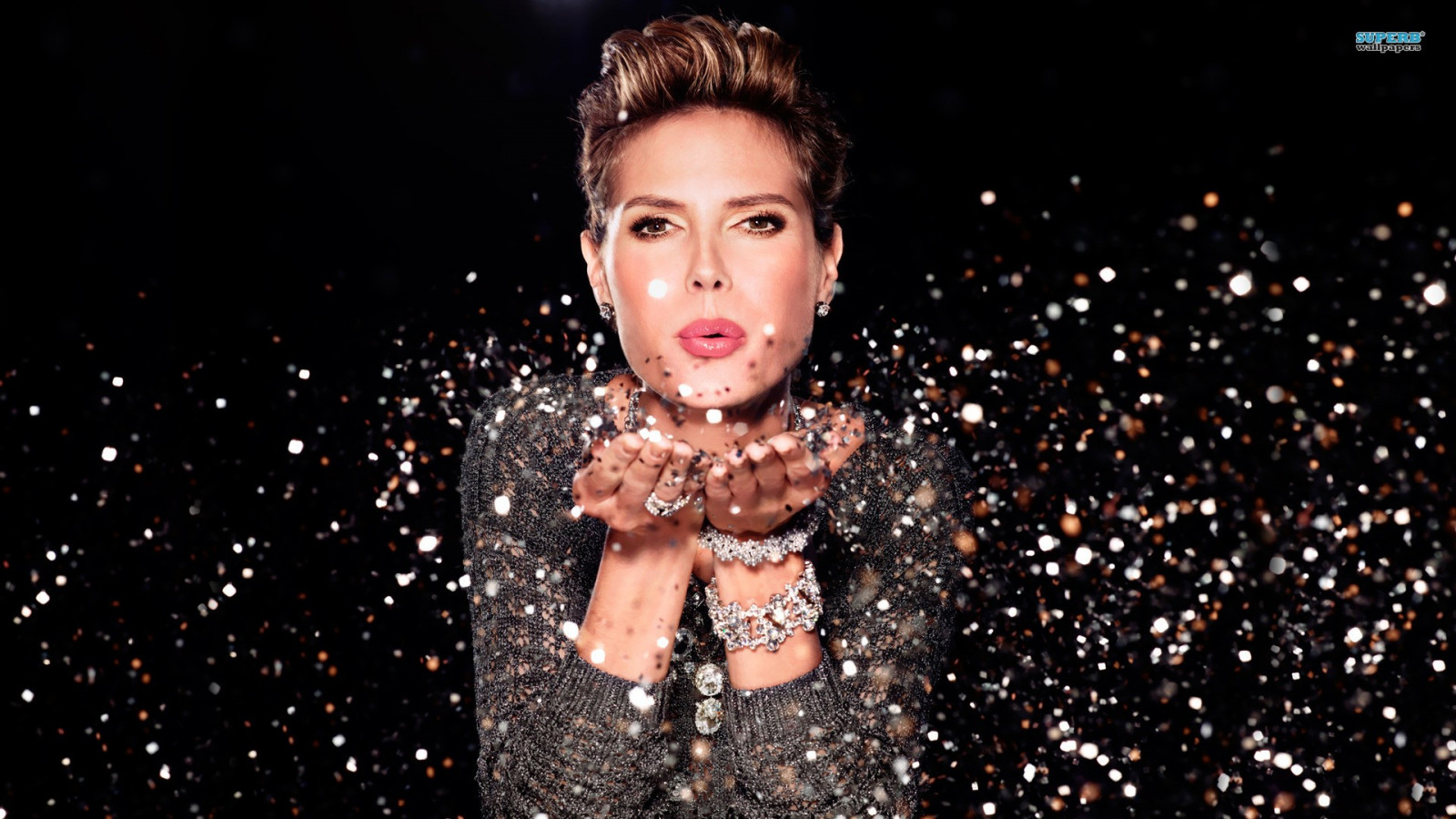 ženy, model, bruneta, zpěvák, svetr, móda, jiskry, kytarista, zpěv, Heidi Klum, představení, fáze, performance