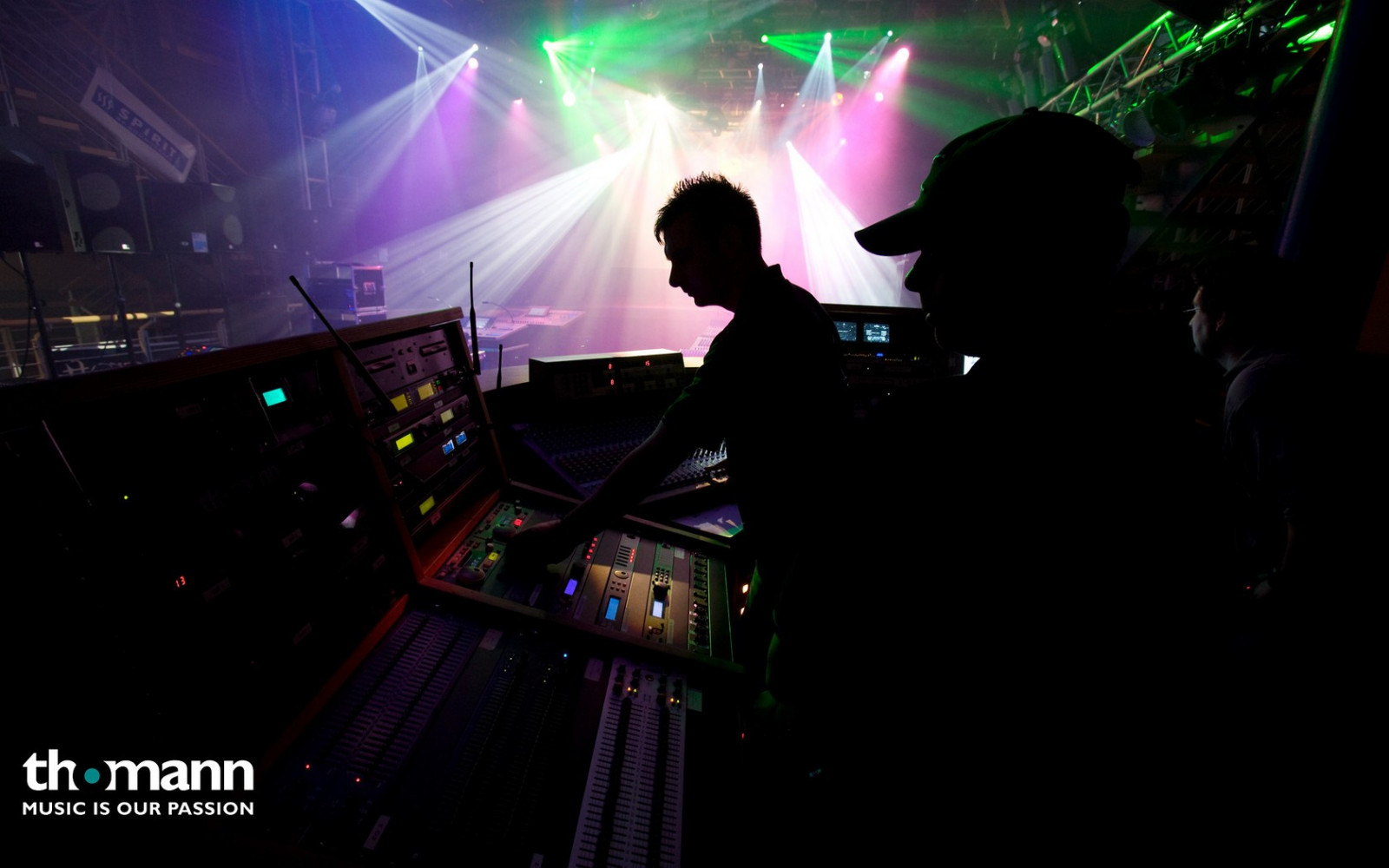 กลางคืน, คลั่ง, เพลง, เที่ยงคืน, ความบันเทิง, ดิสโก้, ประสิทธิภาพ, เวที, ความมืด, คอนเสิร์ต, ไนท์คลับ, ร็อคคอนเสิร์ต, สถานที่จัดงานดนตรี