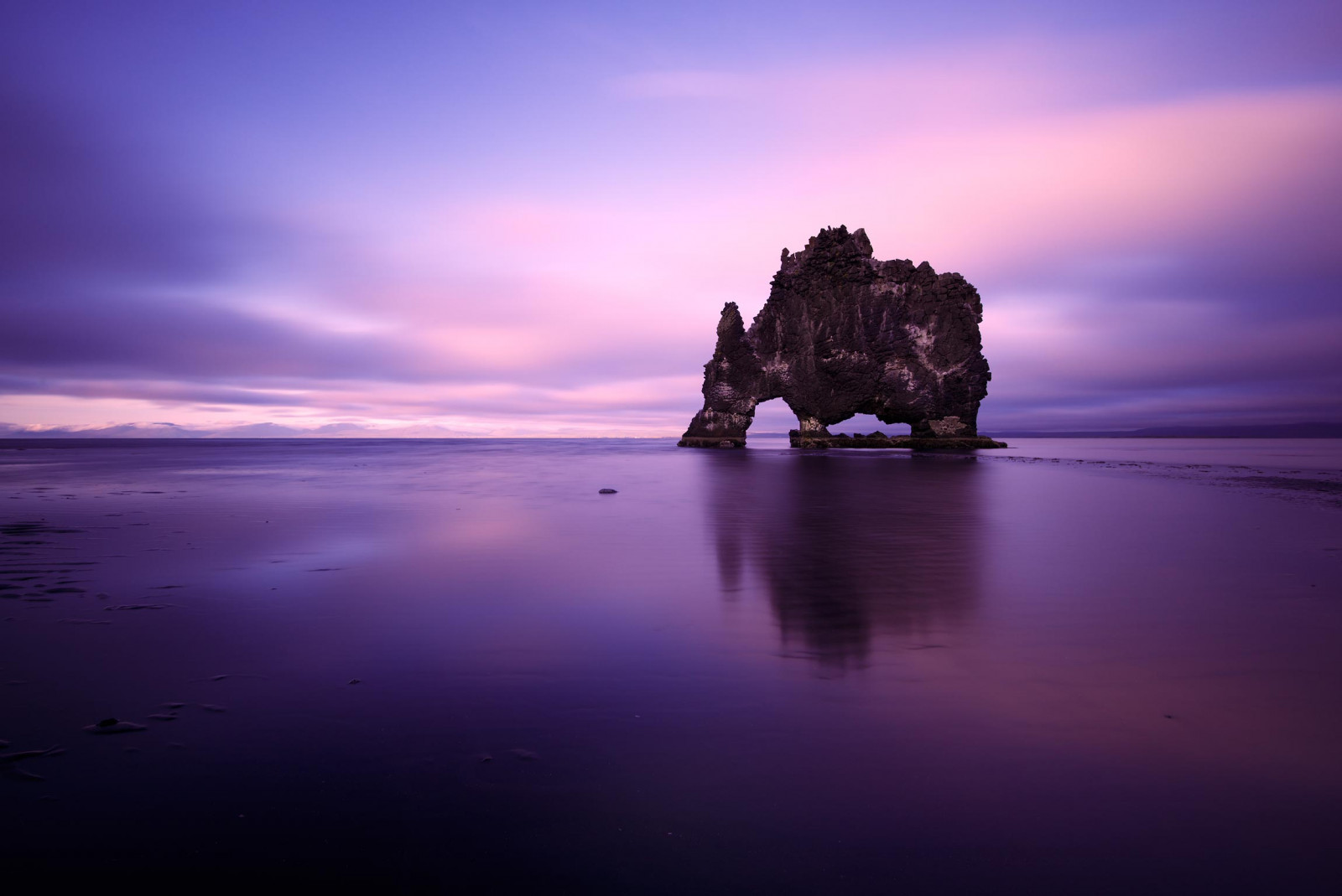 sollys, solnedgang, hav, Bugt, klippe, afspejling, himmel, strand, solopgang, aften, morgen, kyst, horisont, Island, skumring, legende, lys, longexposure, Sky, daggry, ocean, bølge, marinemaleri, mørke, trold, jeromebphoto, atmosfærisk fænomen, hvitserkur, vatnsnespeninsula, forstenet