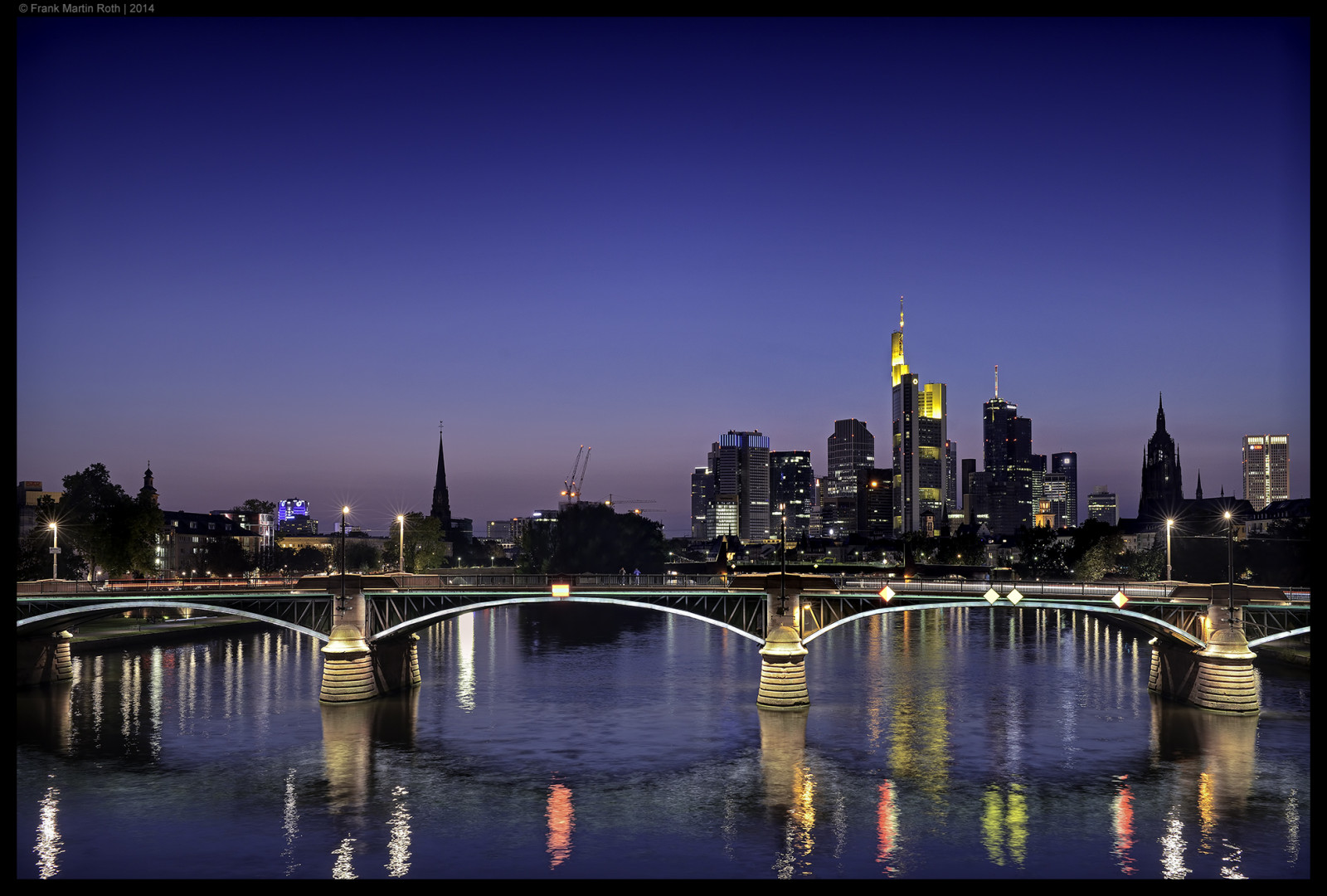 město, panoráma města, noc, architektura, voda, městský, budova, odraz, Frankfurt, panoráma, mrakodrap, večer, Německo, most, řeka, horizont, Nikon, soumrak, metropole, 35MM, F14, centrum, odrazy, tma, mezník, D800, hessen, Metropolitní oblast, lidské osídlení, sunstars