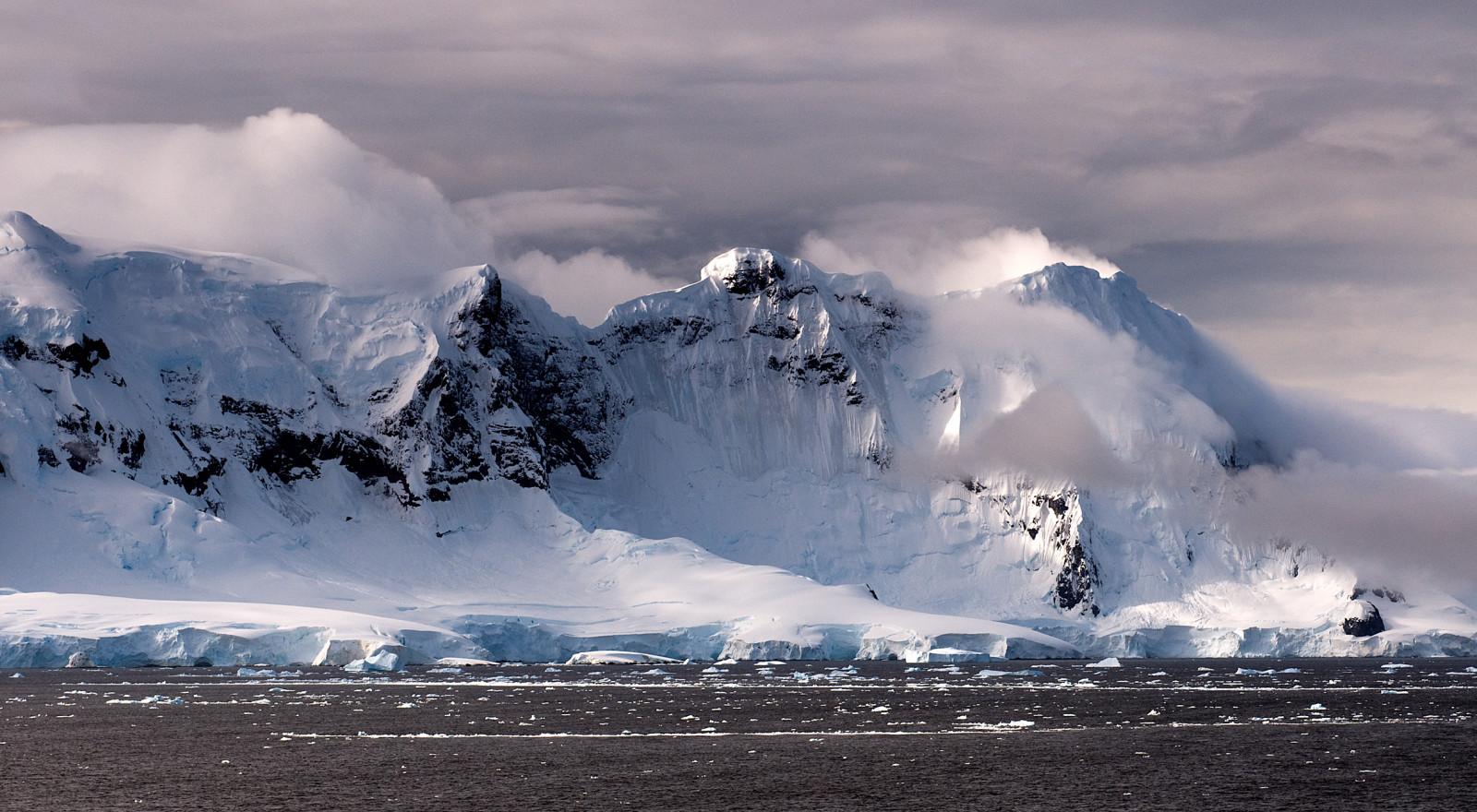 krajina, hory, nebe, sníh, zima, mraky, led, větrný, Arktický, mount scenérie, zmrazení, mrak, mlha, vrcholy, hora, počasí, saariysqualitypictures, ledovec, geologie, horských reliéf, geologický fenomén, pohoří, ledová čepička, ledová landform, meteorologický jev, klesl, kupa, antarktický, nunatak