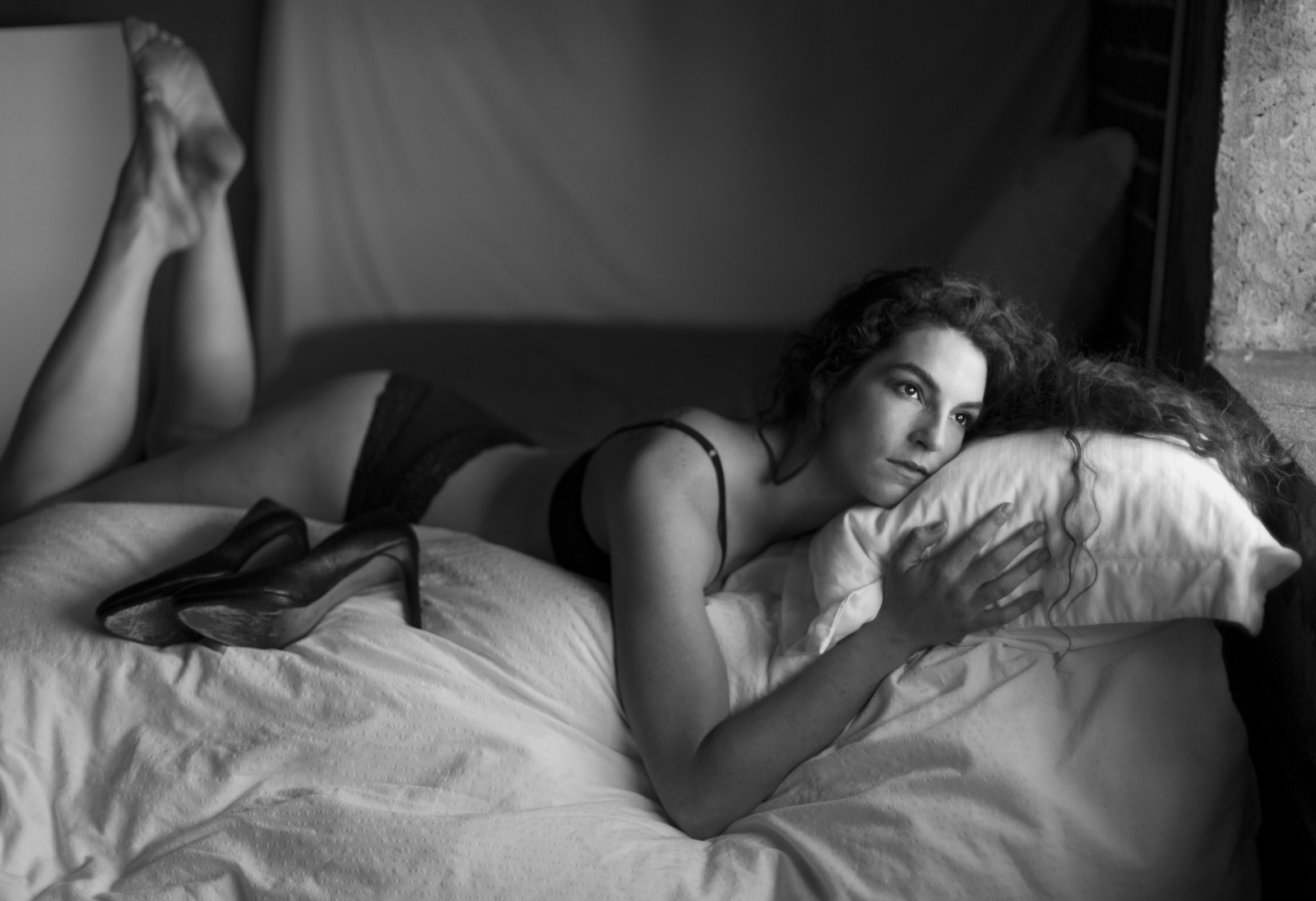 portrét, Černý a bílý, naděje, naturallight, polštář, podpatky, pohodlí, šidítko, windowlight, sklíčenost, canonef50mmf14usm, modelshoot, Missmacaroni